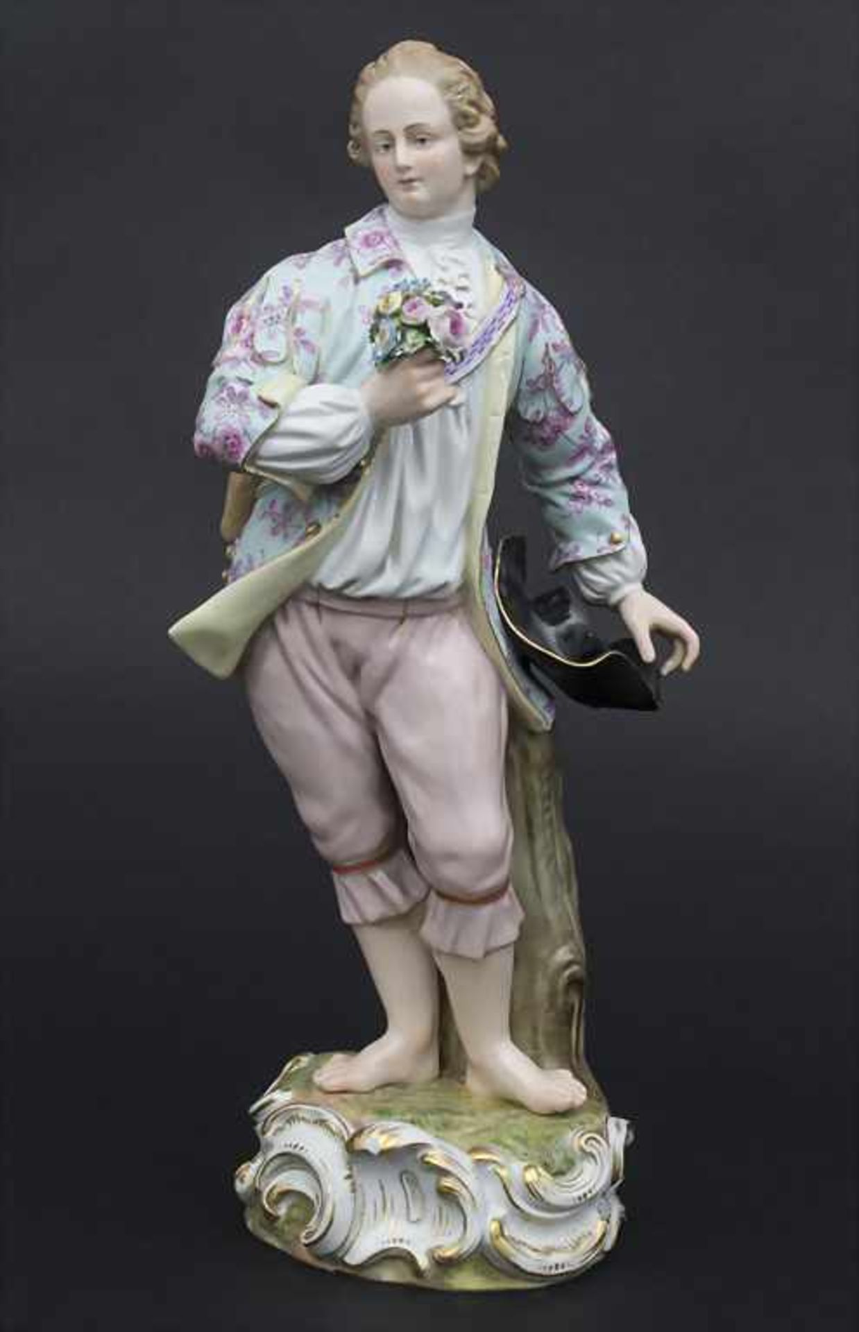 Große Figur eines jungen Mannes mit Blumenstrauß / A large figure of a young man with flower