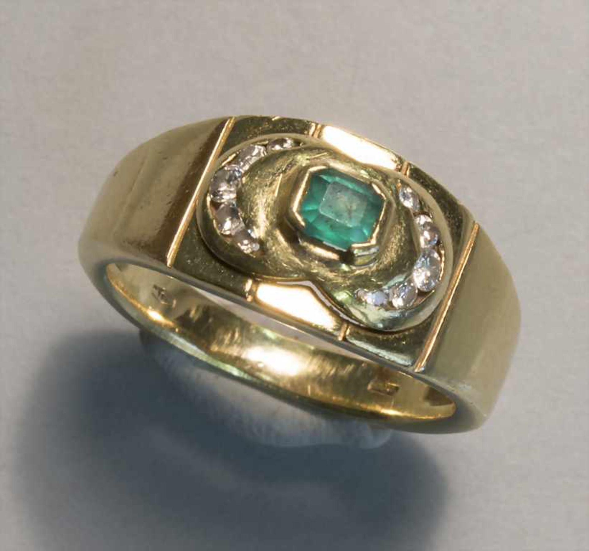 Damenring mit Smaragd und Diamanten / A ladies ring with emerald and diamonds