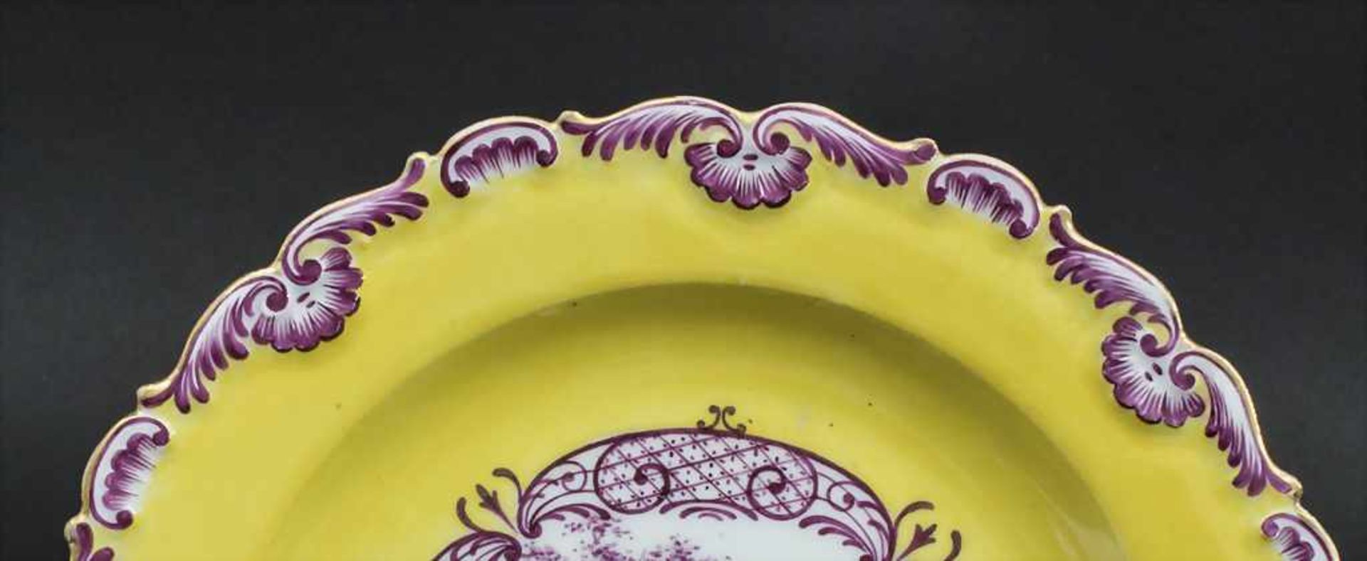 Teller mit Purpurmalerei / A plate with a Watteau scene in purple, Meissen, um 1815 - Bild 3 aus 5