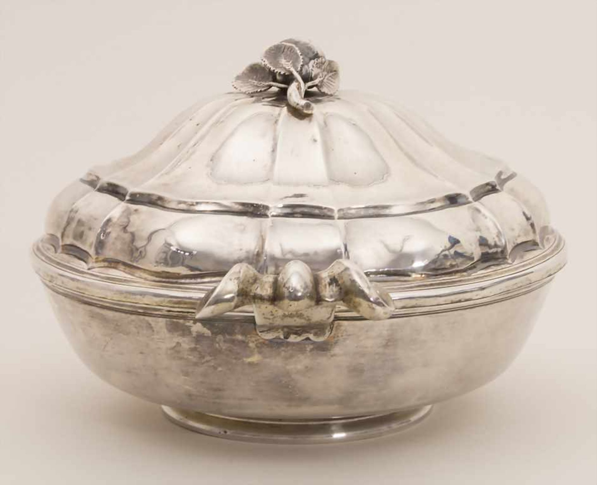 Barock Legumier / Wöchnerinnenschüssel / A Baroque silver vegetable tureen with lining and cover, - Image 2 of 9