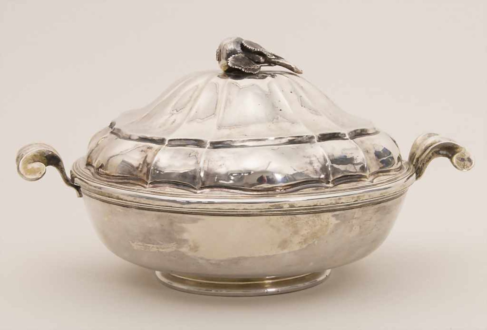 Barock Legumier / Wöchnerinnenschüssel / A Baroque silver vegetable tureen with lining and cover,