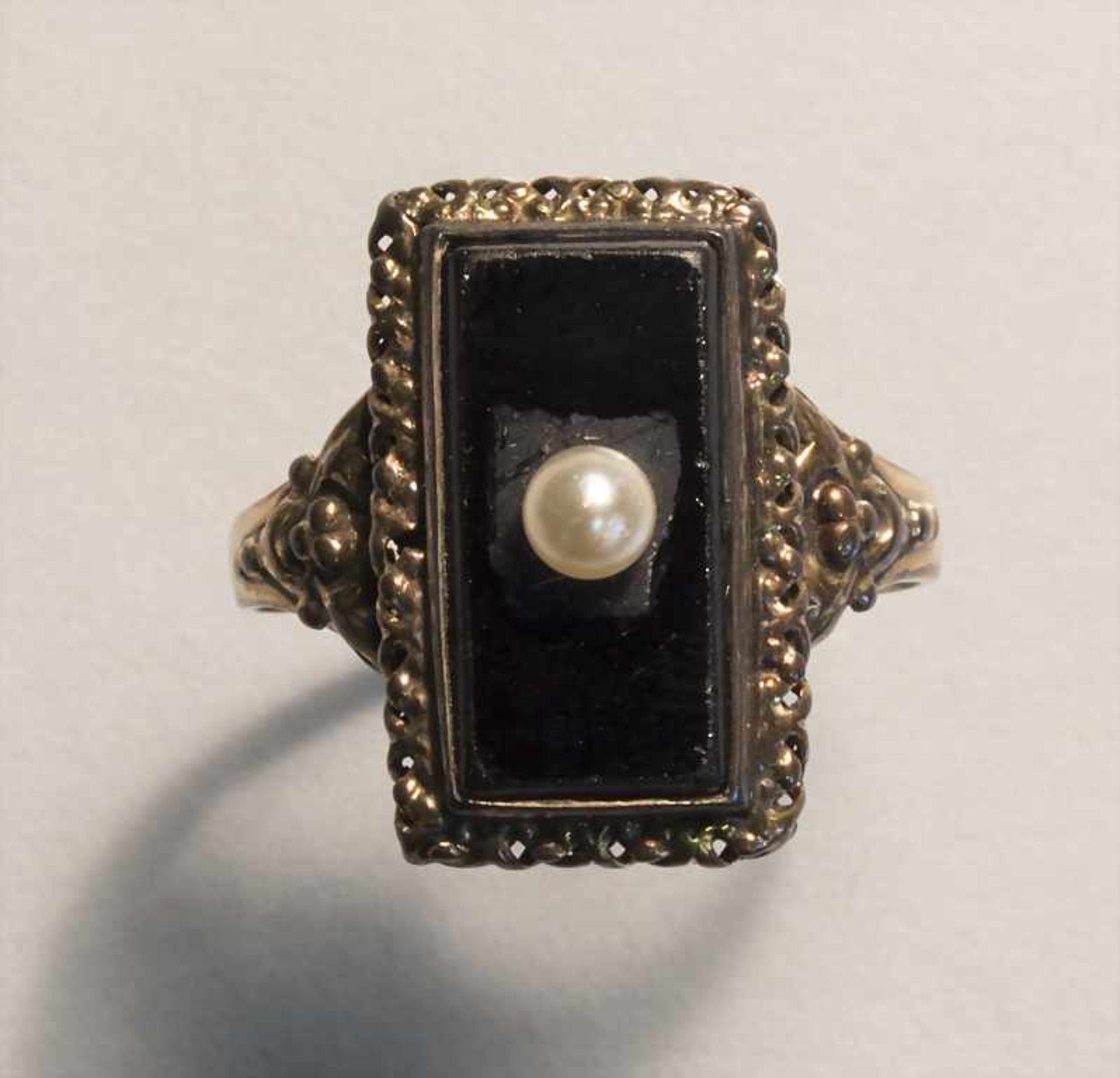 Damenring mit Onyx und Perle / A ladies ring with onyx and pearl