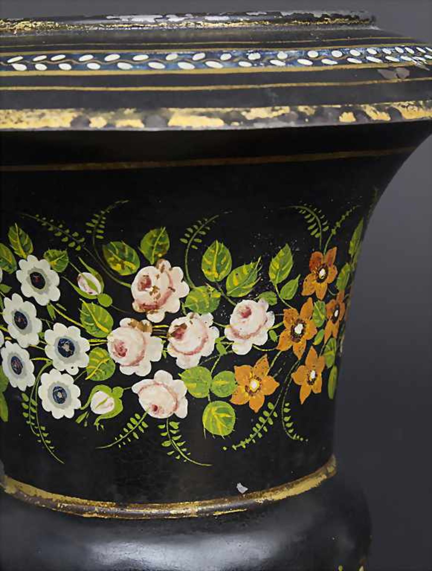 Kratervase mit Blumenmalerei / en tôle peinte / An urn shaped vase, 19. Jh. - Bild 8 aus 8