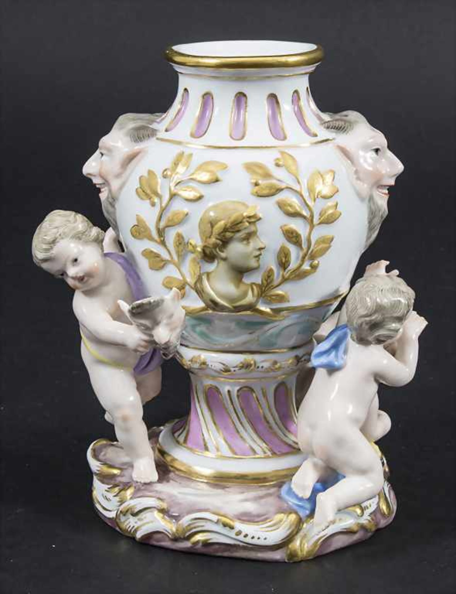 Vase mit Satyr Maskarons und 3 Amoretten / A vase with satyr mascarons and 3 cherubs, Meissen, um