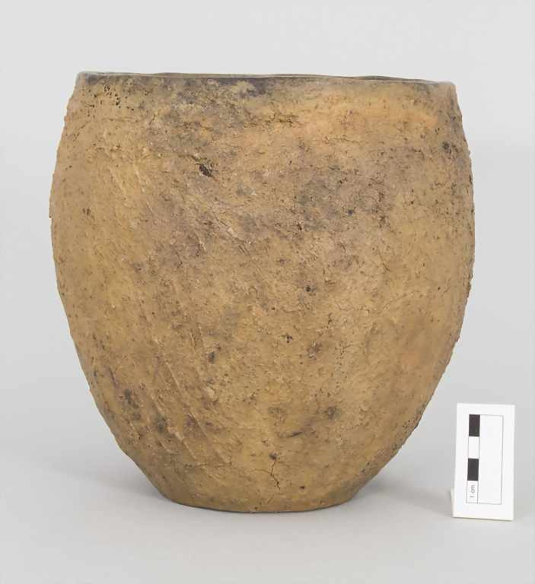 Bronzezeitliches Keramik-Gefäß / A Bronze Age ceramic vessel, Lausitzer Kultur, 9. - 6. Jh. v. Chr. - Bild 3 aus 6