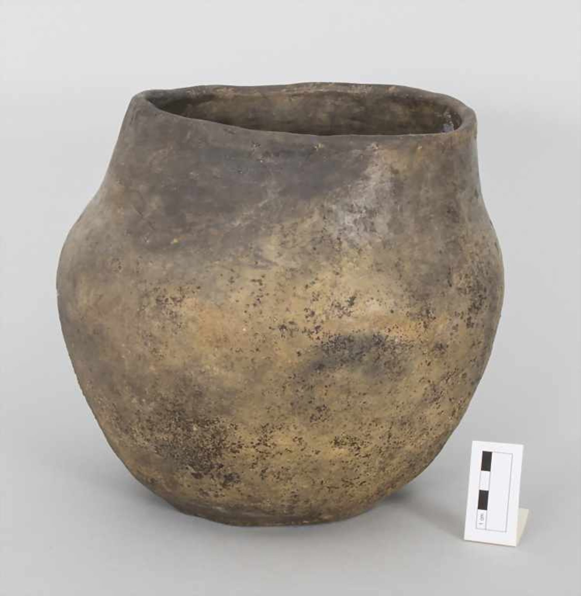 Bronzezeitliches Keramik-Gefäß / A Bronze Age ceramic vessel, Lausitzer Kultur, 9. - 6. Jh. v. Chr. - Bild 2 aus 5