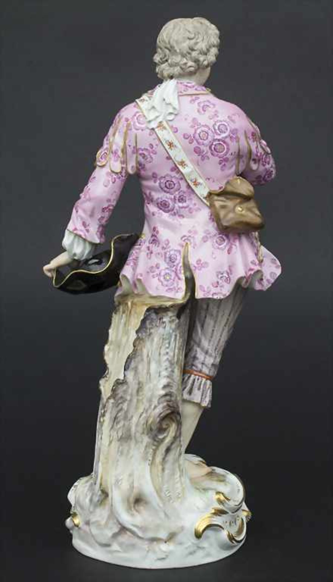 Große Figur eines jungen Mannes mit Blumenstrauß / A large figure of a young man, Meissen, um - Bild 4 aus 8
