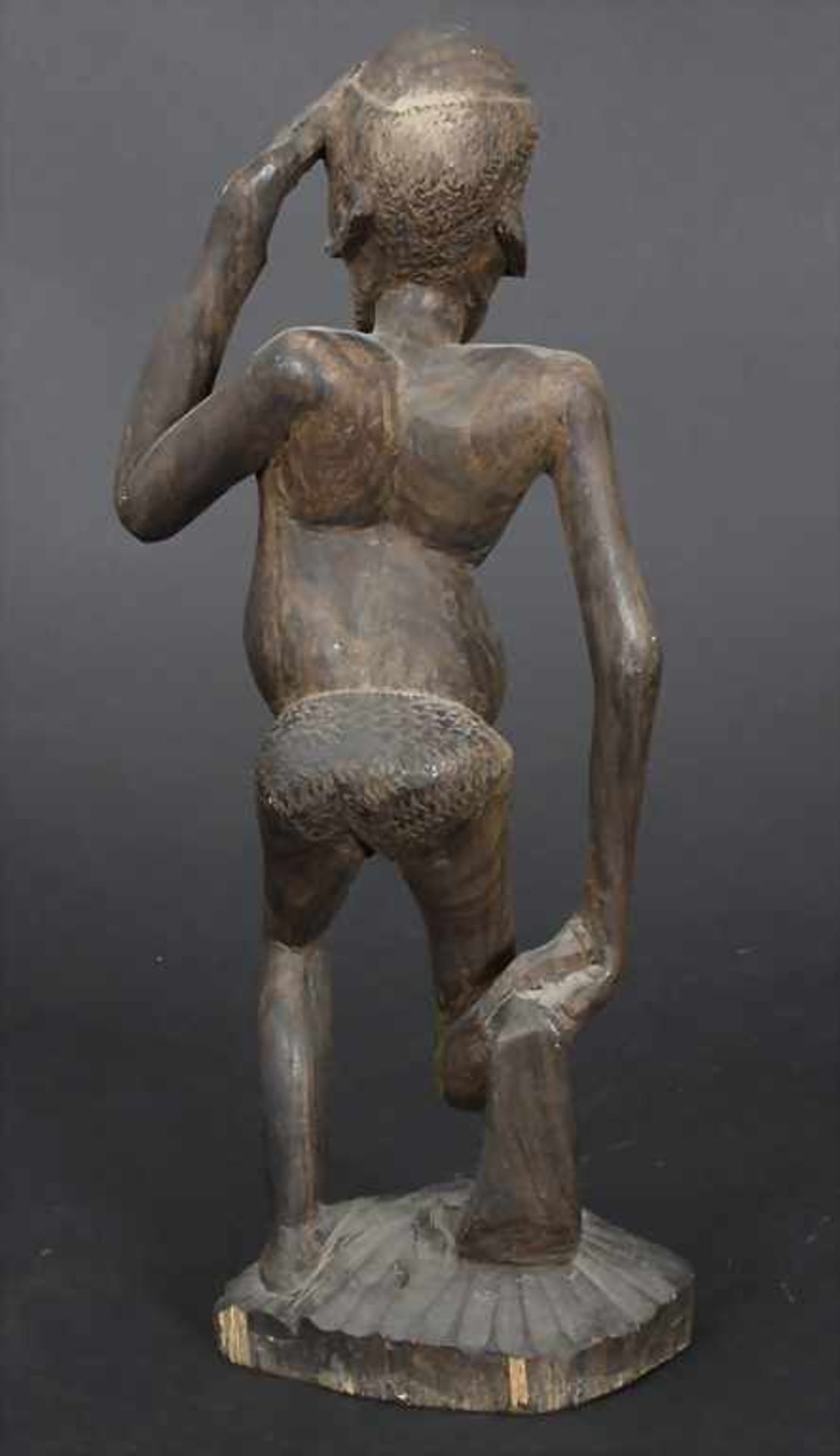 Skulptur 'Männlicher Akt' / A figure 'male nude', Afrika, 20. Jh. - Bild 2 aus 3