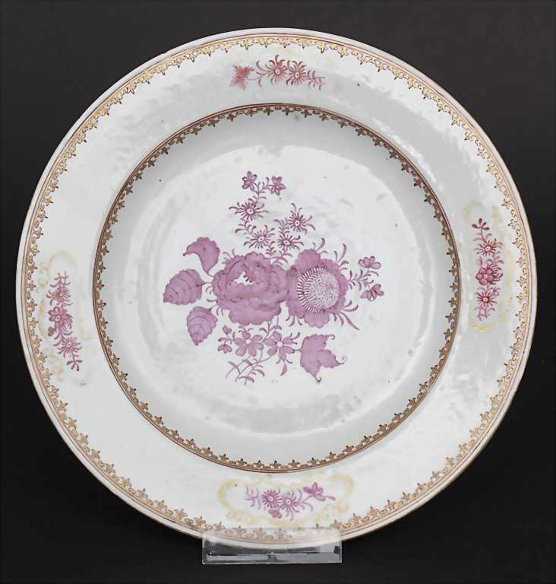 Porzellan-Teller mit Rosen- und Goldrankendekor / A porcelain plate with roses and gilt tendrils,
