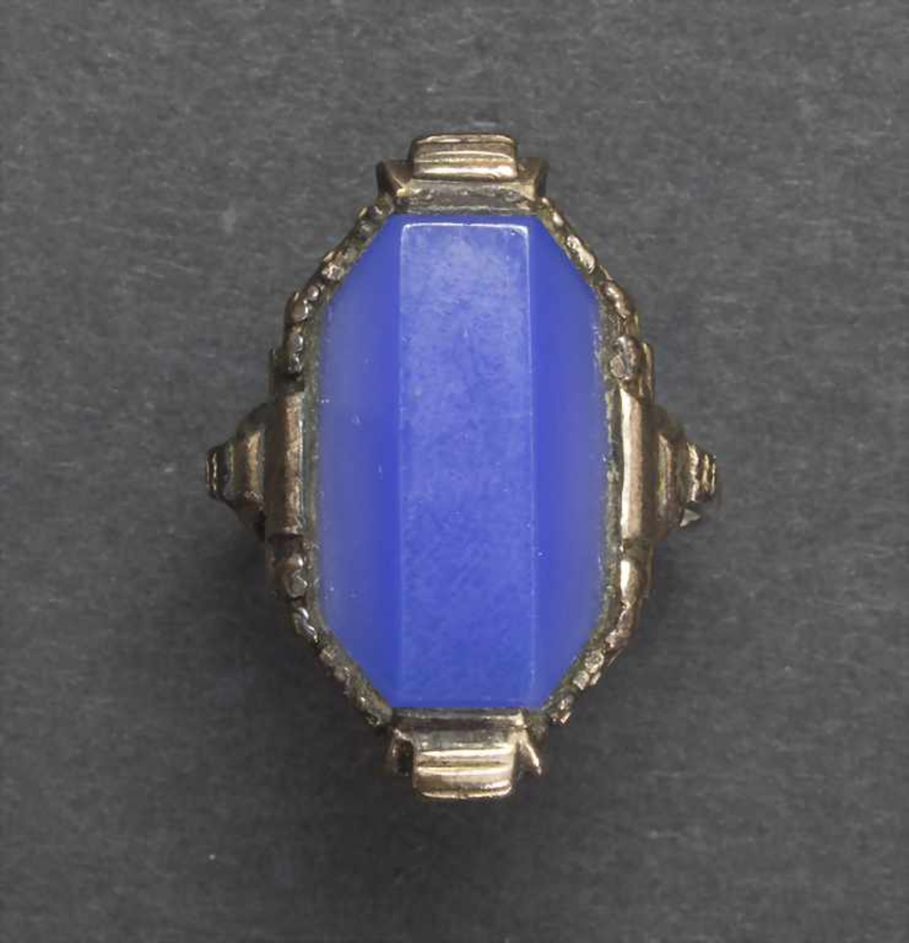 Damenring mit blauem Stein / A ladies ring with a blue stone, 19. Jh.