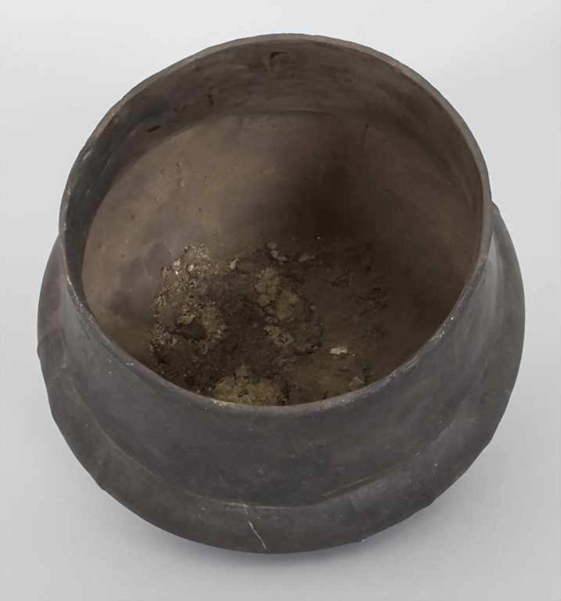 Bronzezeitliches Keramik-Gefäß / A Bronze Age ceramic vessel, Lausitzer Kultur, 9. - 6. Jh. v. Chr. - Image 5 of 6