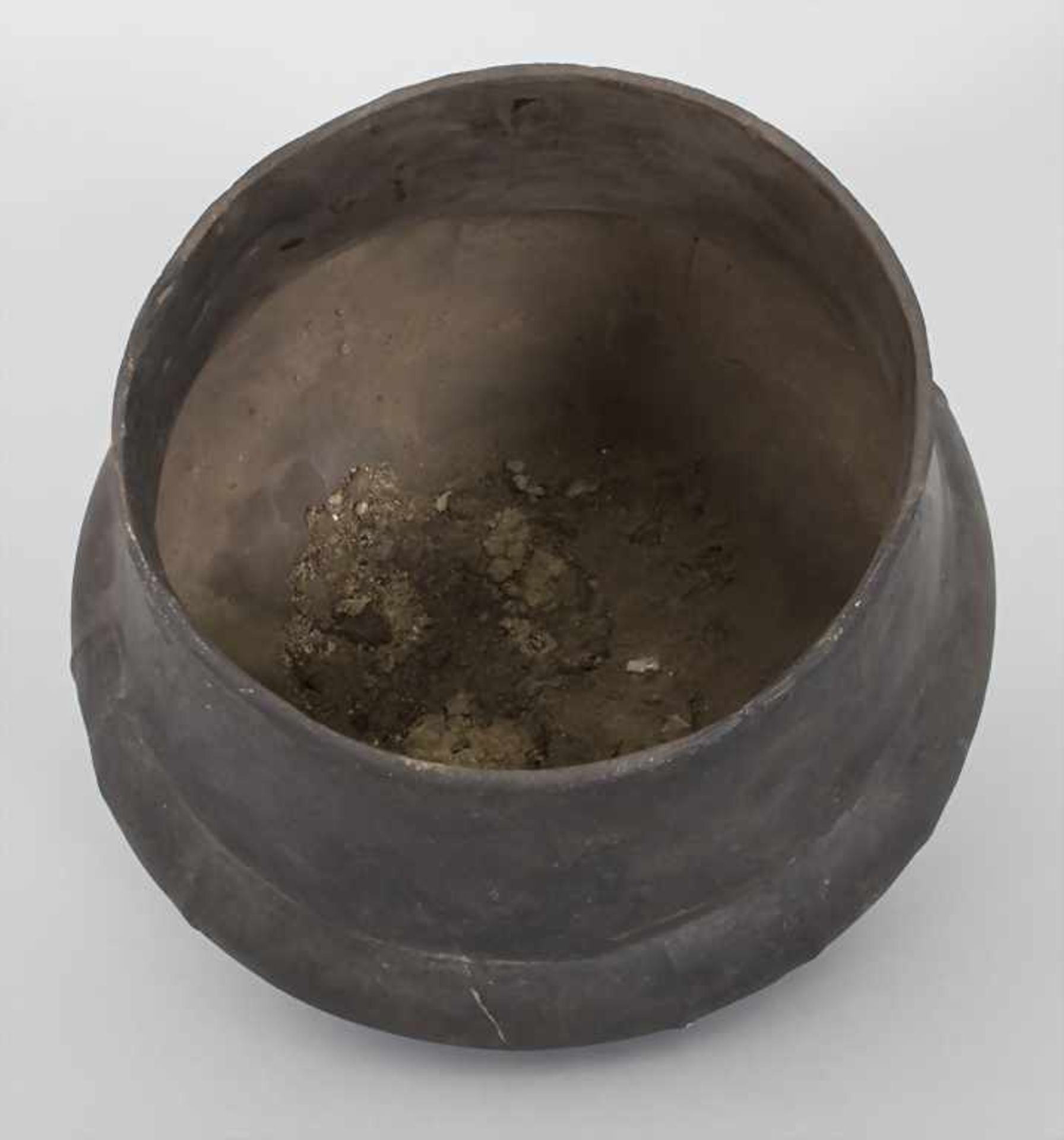 Bronzezeitliches Keramik-Gefäß / A Bronze Age ceramic vessel, Lausitzer Kultur, 9. - 6. Jh. v. Chr. - Bild 5 aus 6