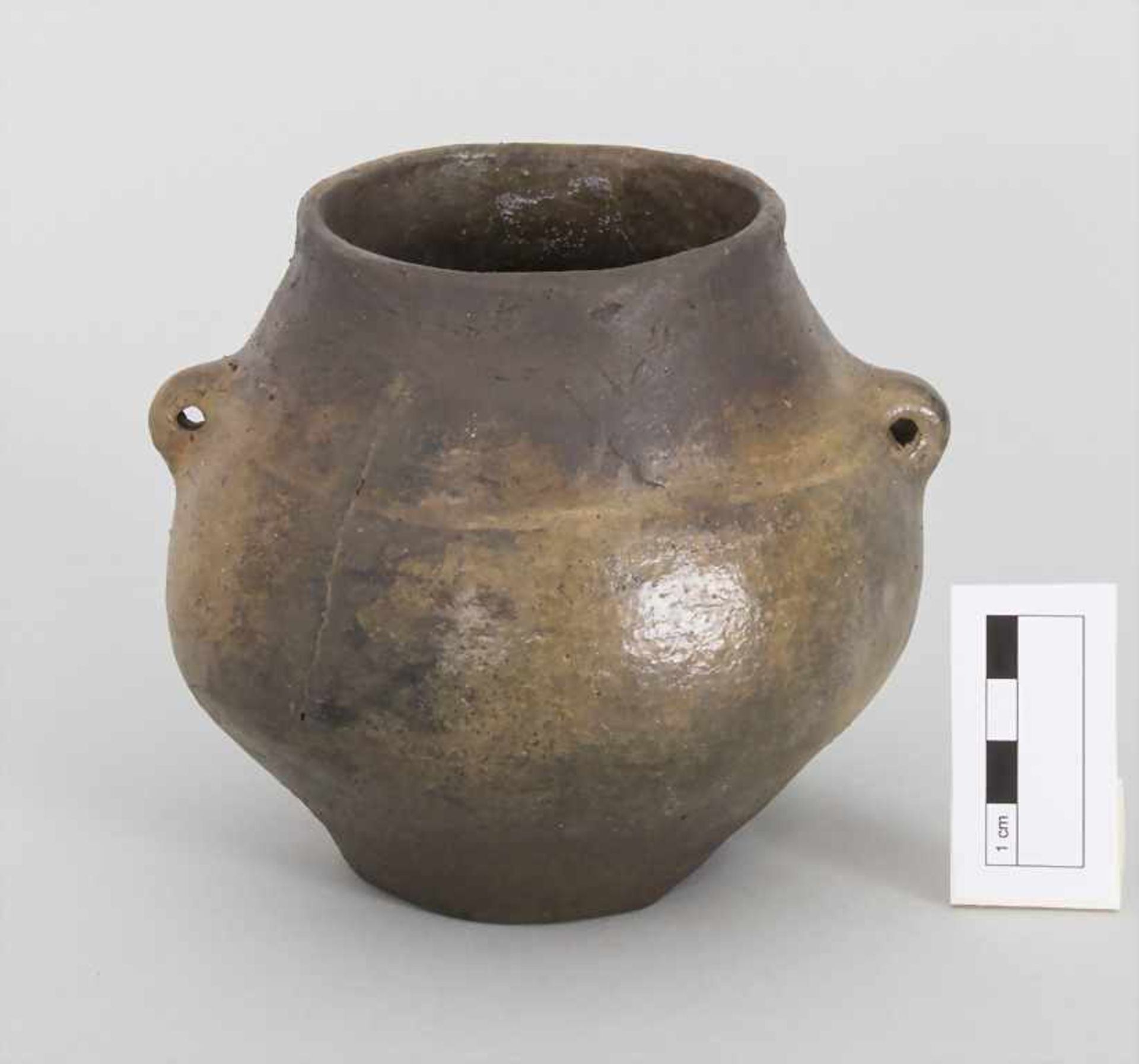 Bronzezeitliches Keramik-Gefäß / A Bronze Age ceramic vessel, Lausitzer Kultur, 9. - 6. Jh. v. Chr. - Bild 2 aus 5