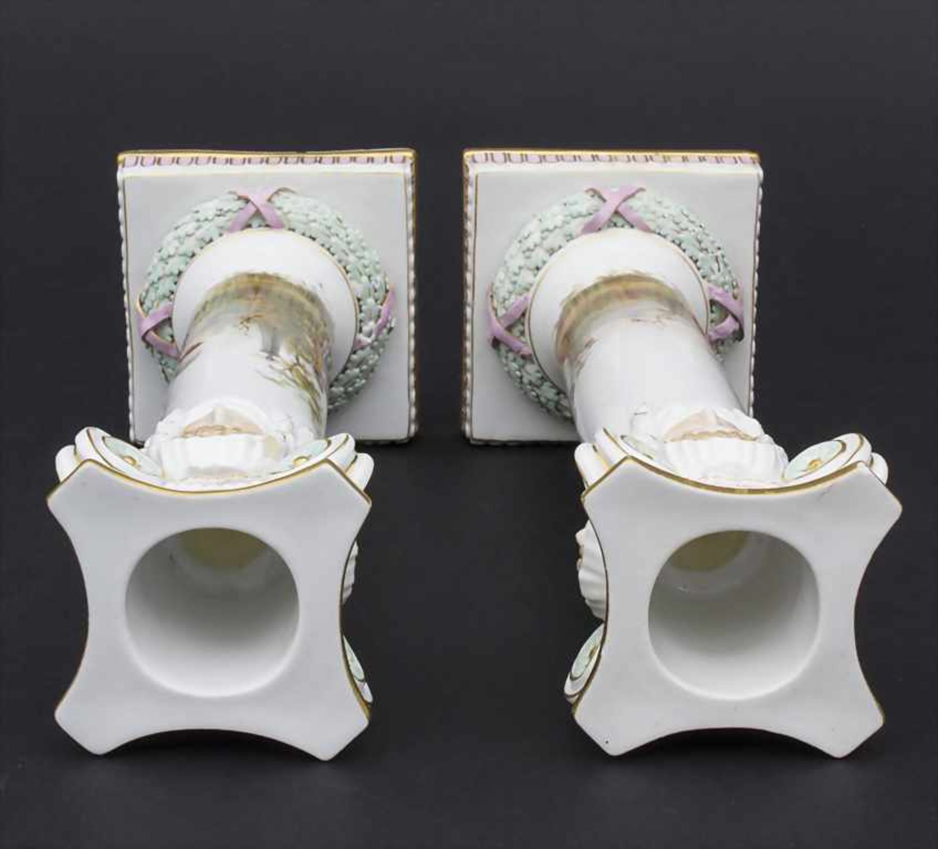 Paar Kerzenleuchter mit galanten Szenen / A pair of candlesticks with courting scenes, Meissen, - Bild 13 aus 17