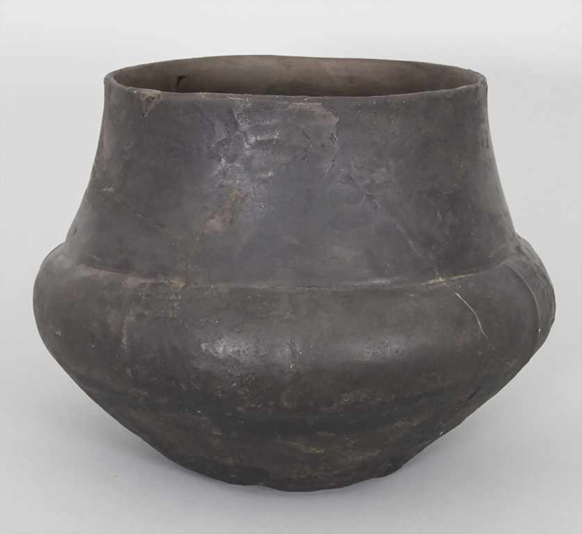 Bronzezeitliches Keramik-Gefäß / A Bronze Age ceramic vessel, Lausitzer Kultur, 9. - 6. Jh. v. Chr.