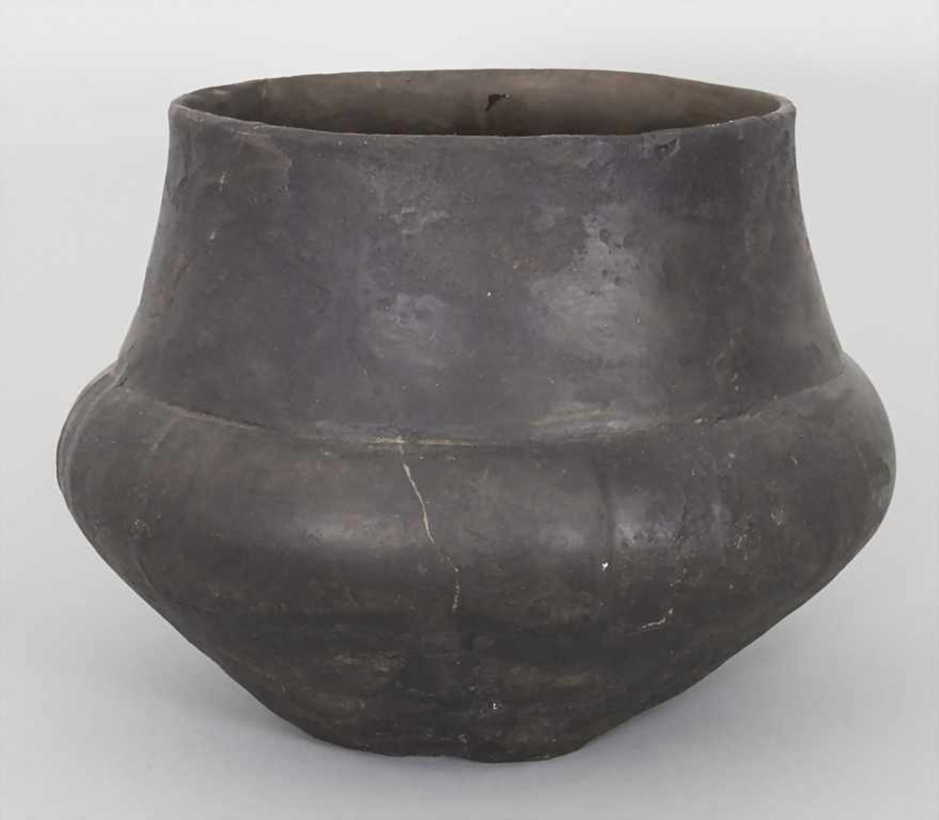 Bronzezeitliches Keramik-Gefäß / A Bronze Age ceramic vessel, Lausitzer Kultur, 9. - 6. Jh. v. Chr. - Image 4 of 6