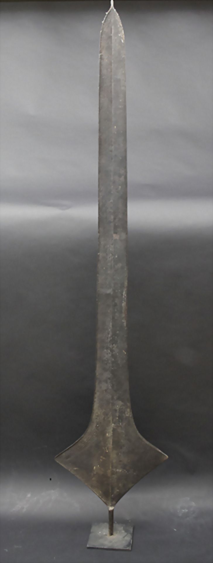 Afrikanische Stele / An African stele, 20. Jh. - Bild 2 aus 3