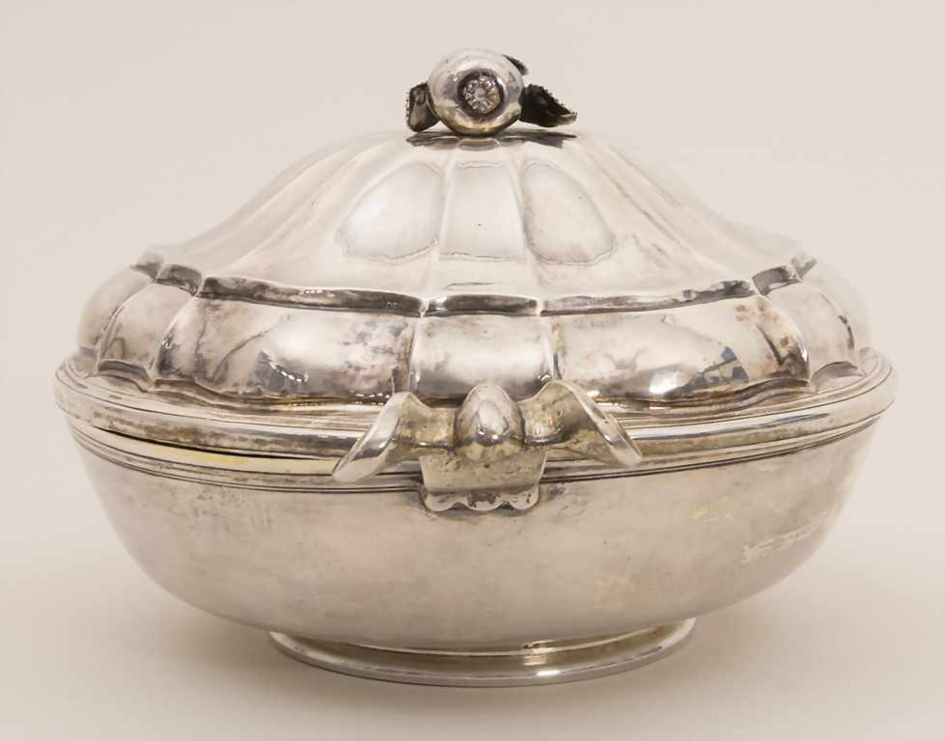 Barock Legumier / Wöchnerinnenschüssel / A Baroque silver vegetable tureen with lining and cover, - Image 4 of 9