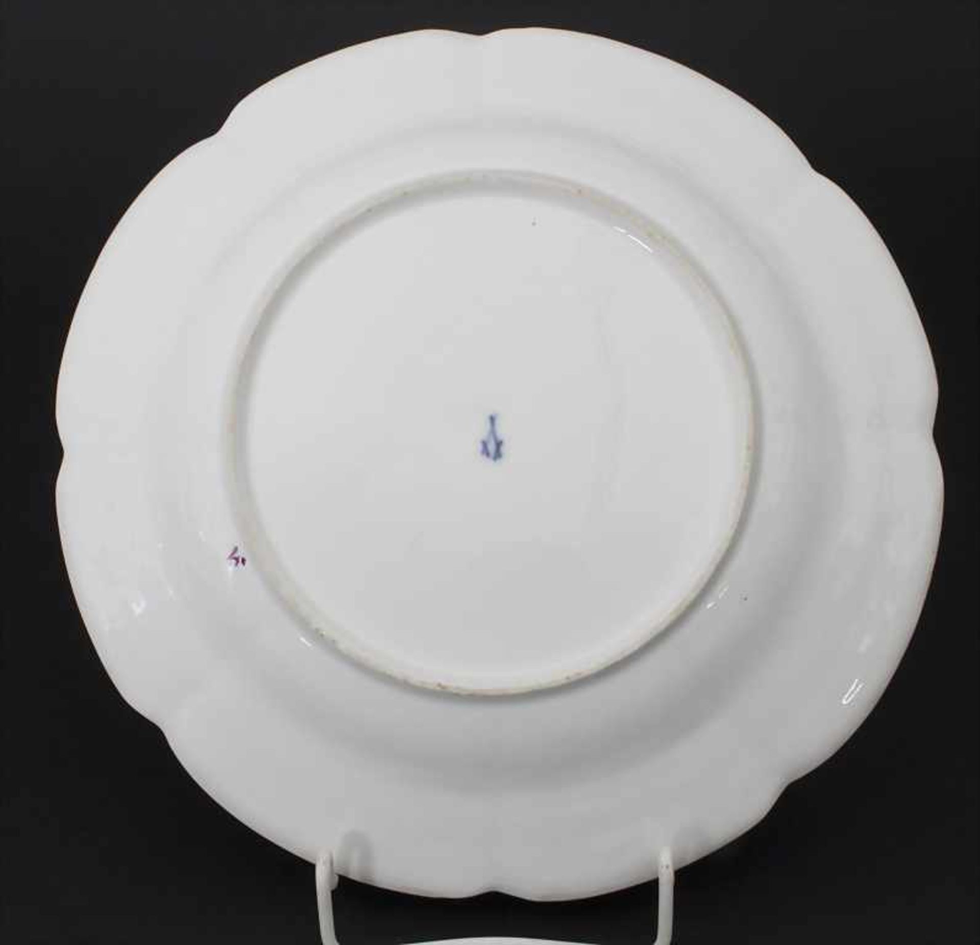 Teller mit Reliefdekor / A plate with flower relief, Meissen, um 1750 - Bild 3 aus 4