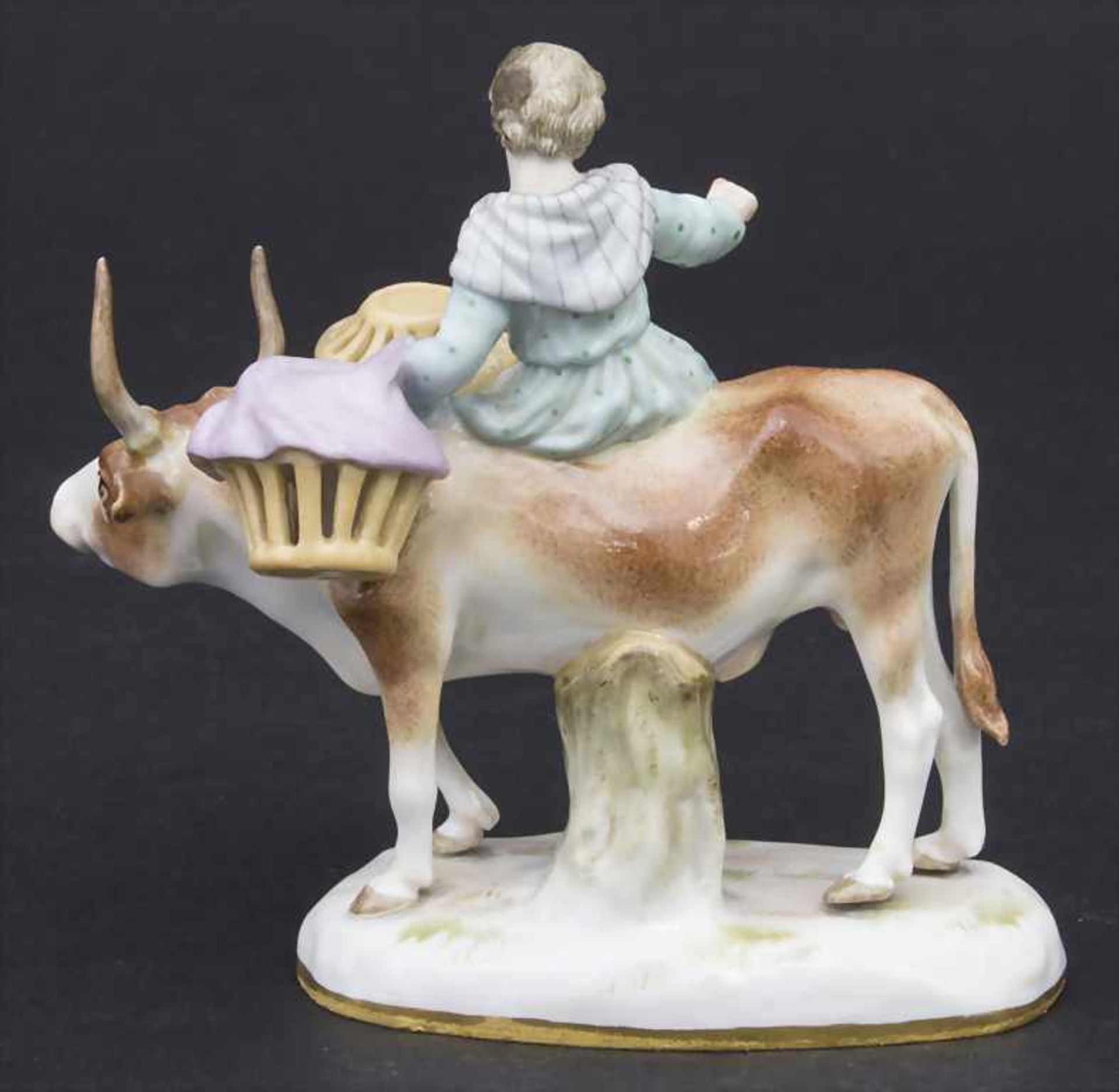 Figur 'Bäuerin auf Ochse'/ A figure of a peasant woman riding on an ox, Meissen, Mitte 19. Jh. - Bild 4 aus 6