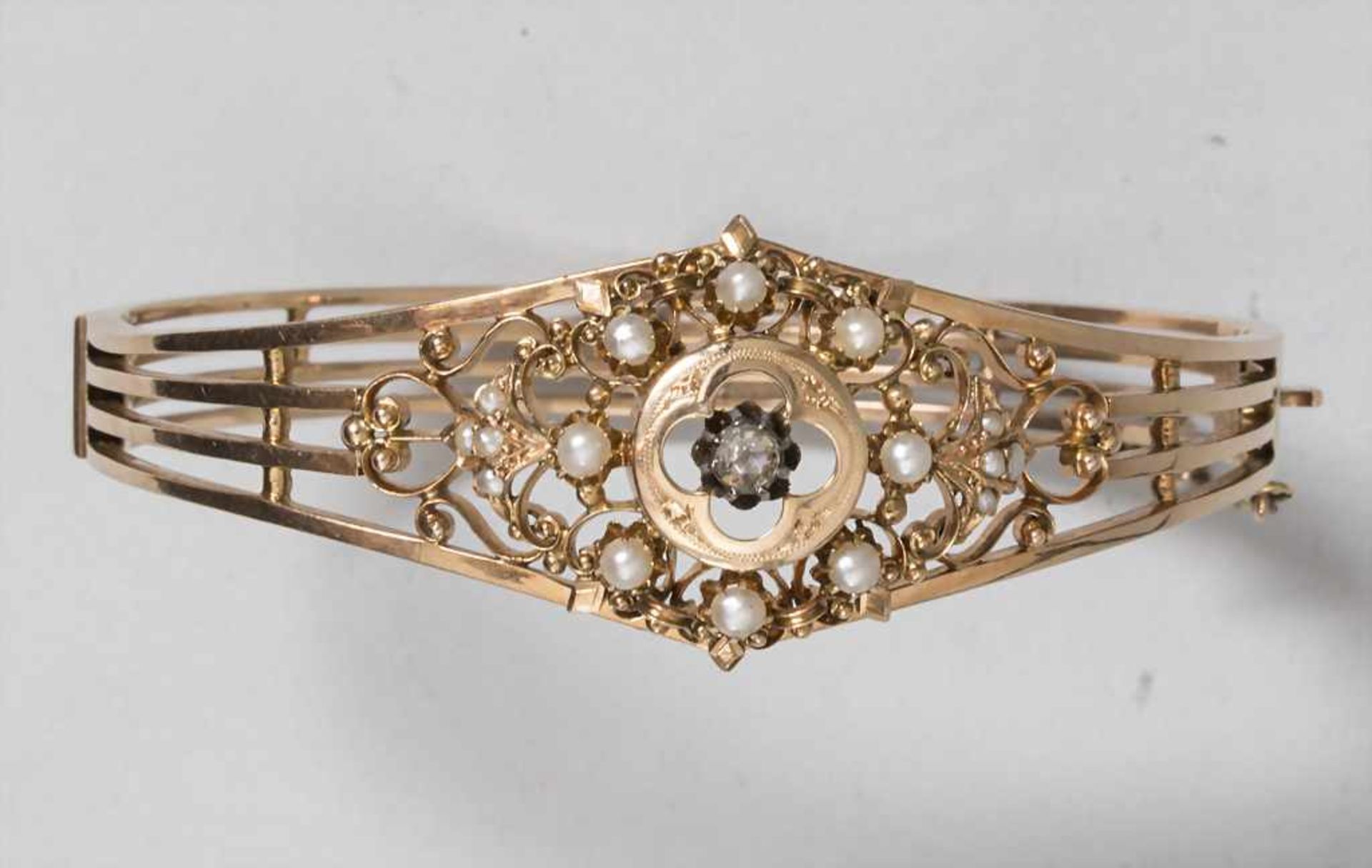 Armreif mit Altschliffdiamant und Süßwasserperlen / A bracelet with a diamond and pearls, deutsch,