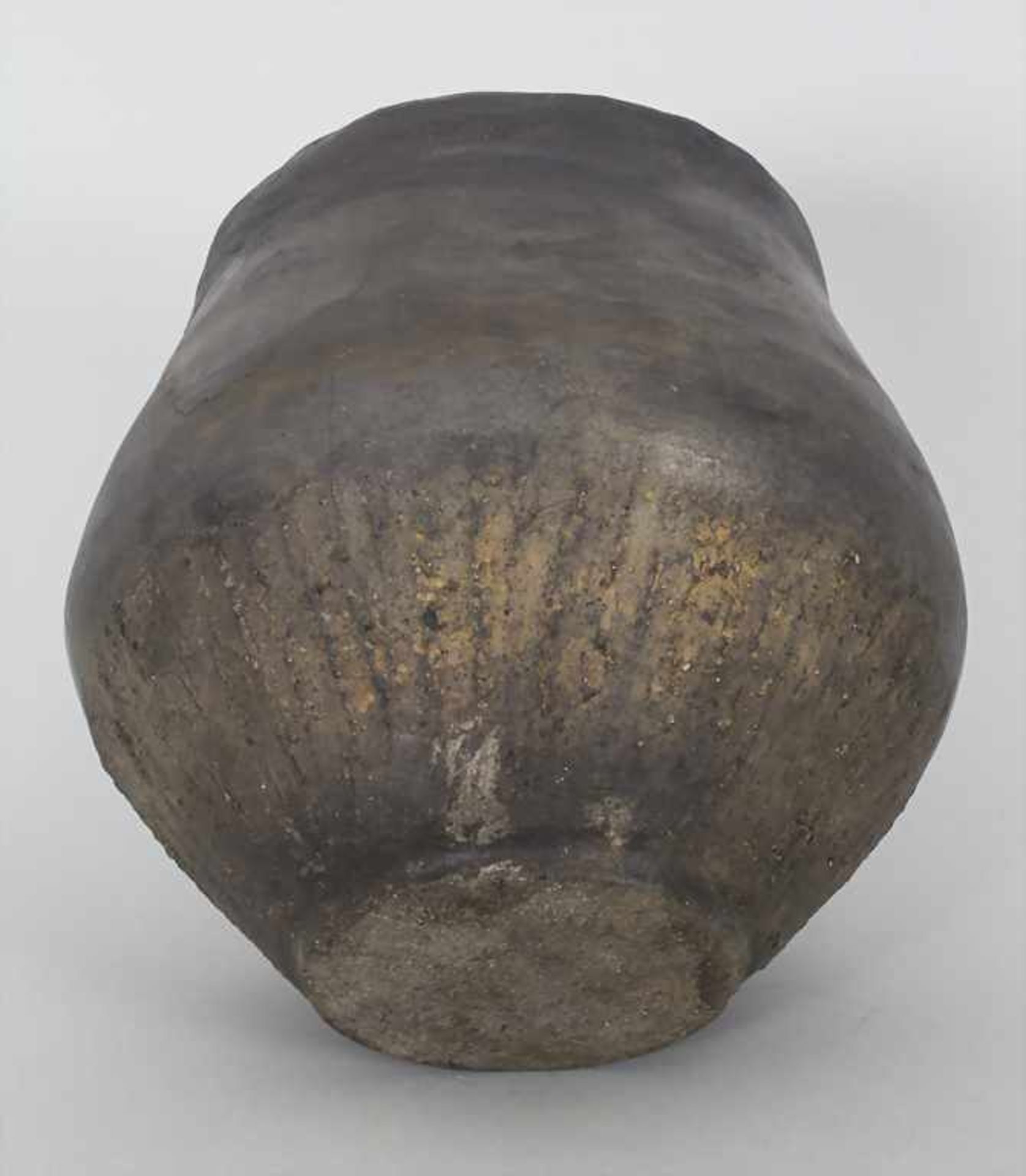 Bronzezeitliches Keramik-Gefäß / A Bronze Age ceramic vessel, Lausitzer Kultur, 9. - 6. Jh. v. Chr. - Bild 5 aus 6