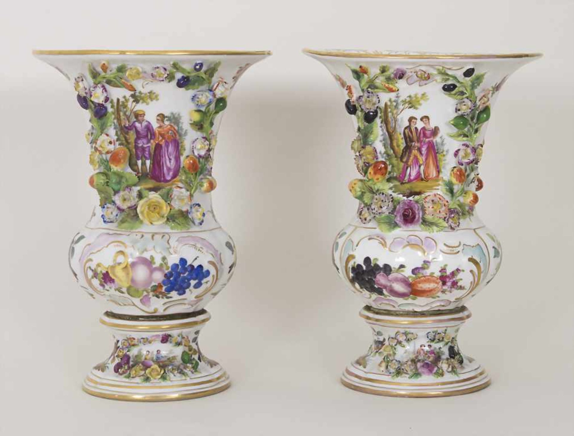 Paar Kratervasen mit galanten Szenen / A pair of urn vases with courting scenes, Carl Thieme,