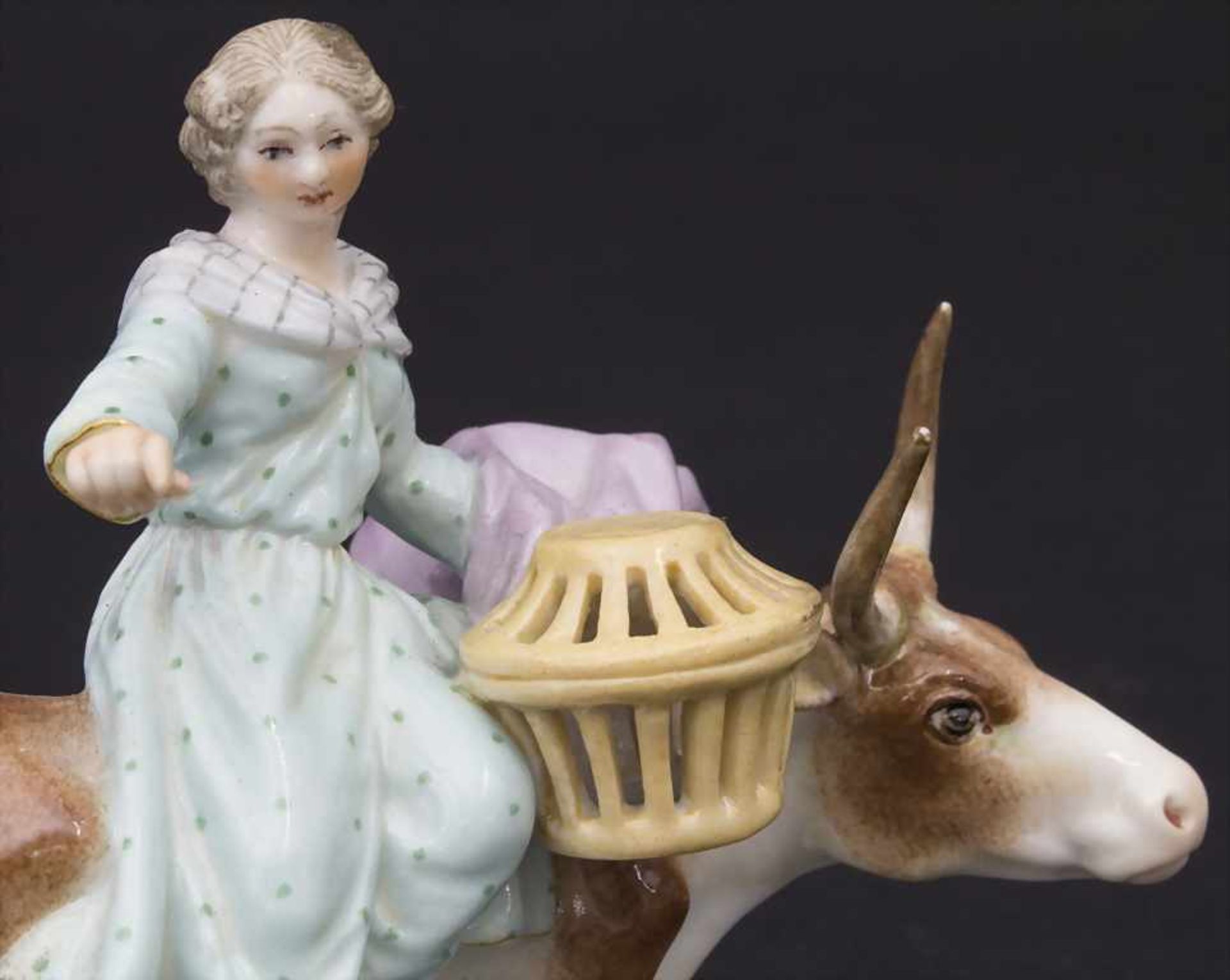 Figur 'Bäuerin auf Ochse'/ A figure of a peasant woman riding on an ox, Meissen, Mitte 19. Jh. - Bild 3 aus 6