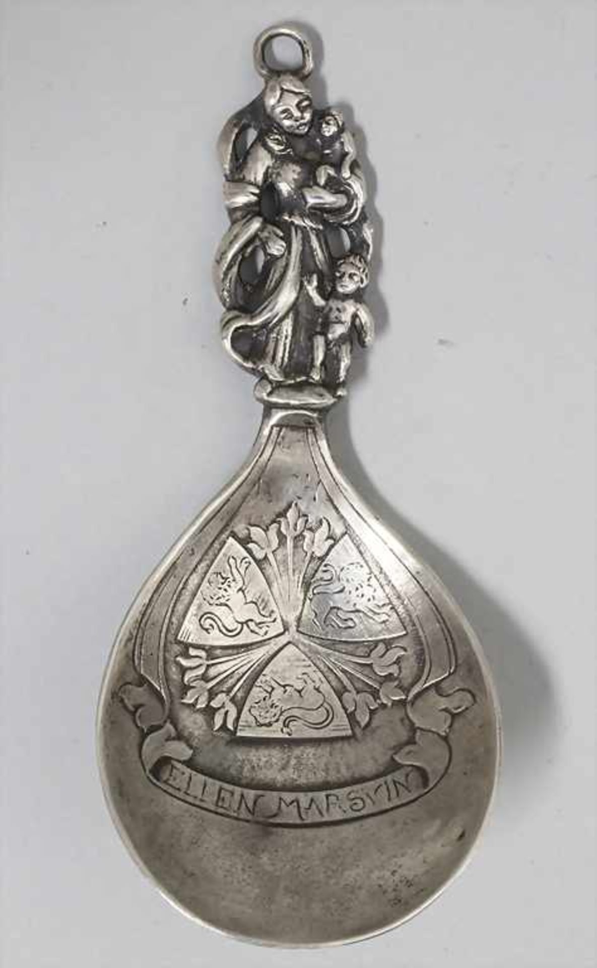 Branntweinlöffel mit Wappen und figürlicher Handhabe / A brandy spoon with crest and figural