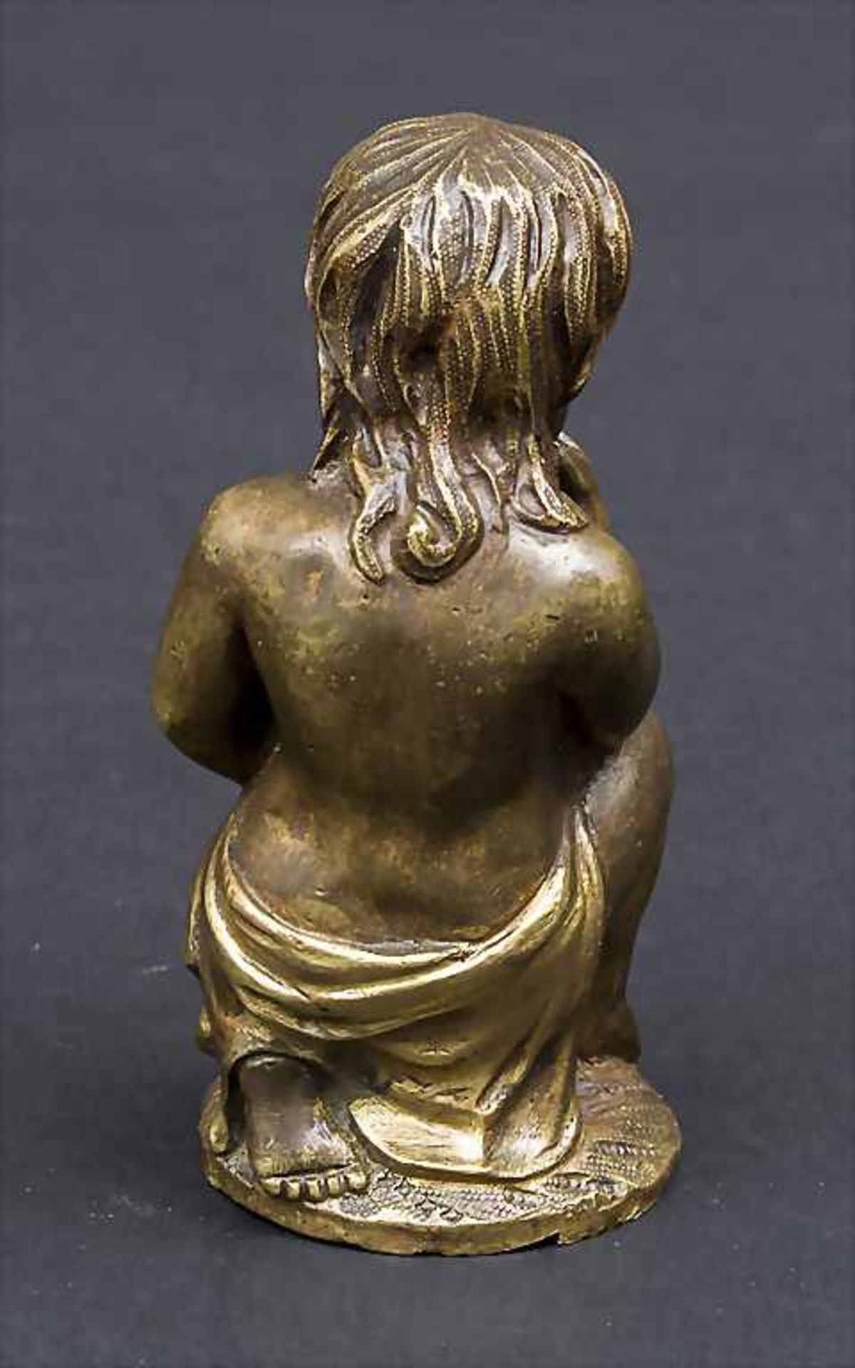 Frühe Bronzefigur eines Kindes / An early bronze depicting a kneeling child, Frankreich, 18. Jh. - Image 2 of 3