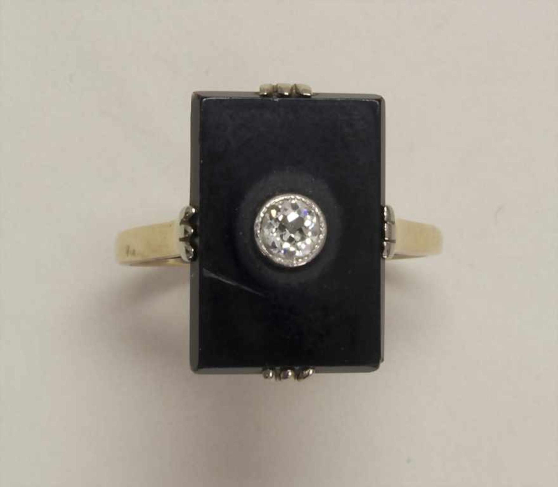 Damenring mit Brillant und Onyx / A ladies ring with brilliant and onyx