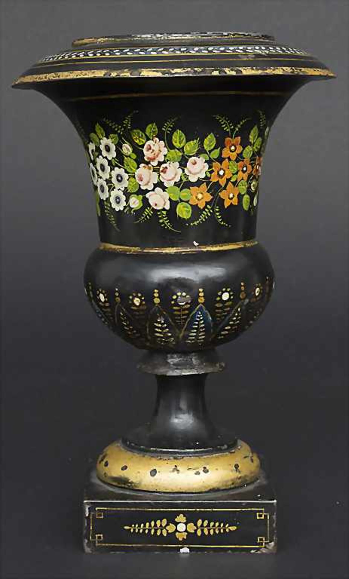 Kratervase mit Blumenmalerei / en tôle peinte / An urn shaped vase, 19. Jh. - Bild 4 aus 8