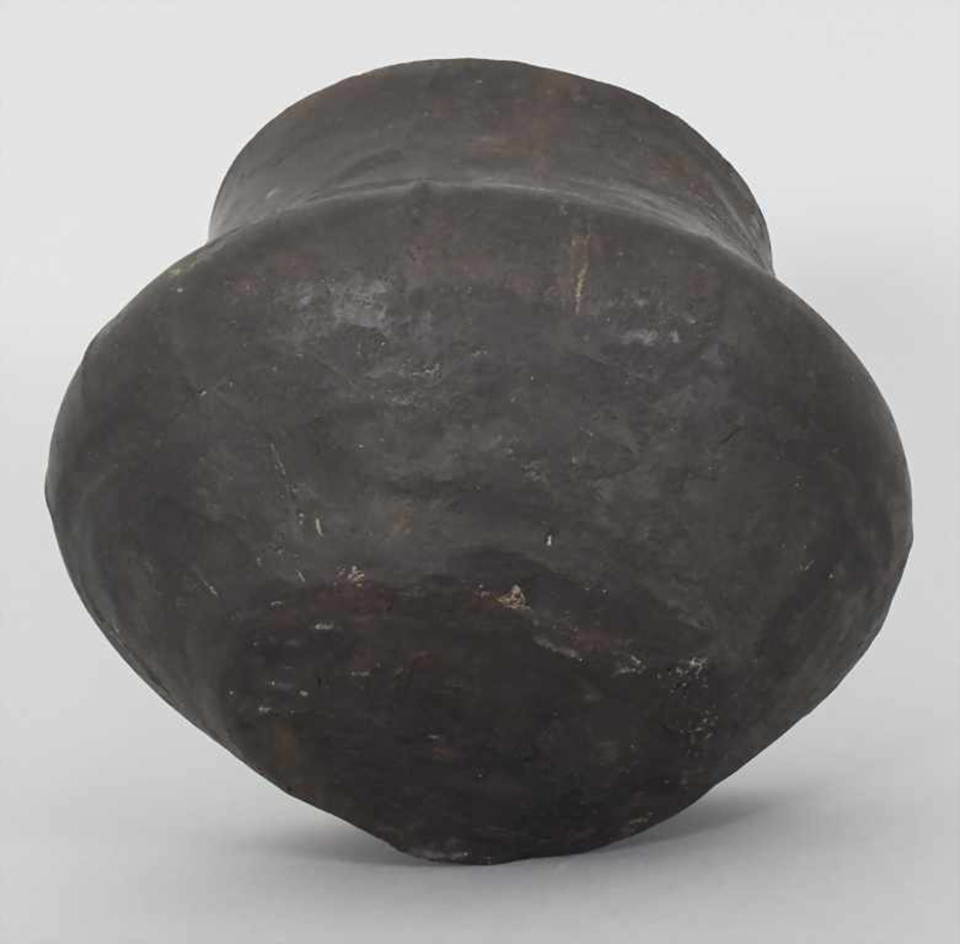 Bronzezeitliches Keramik-Gefäß / A Bronze Age ceramic vessel, Lausitzer Kultur, 9. - 6. Jh. v. Chr. - Image 6 of 6