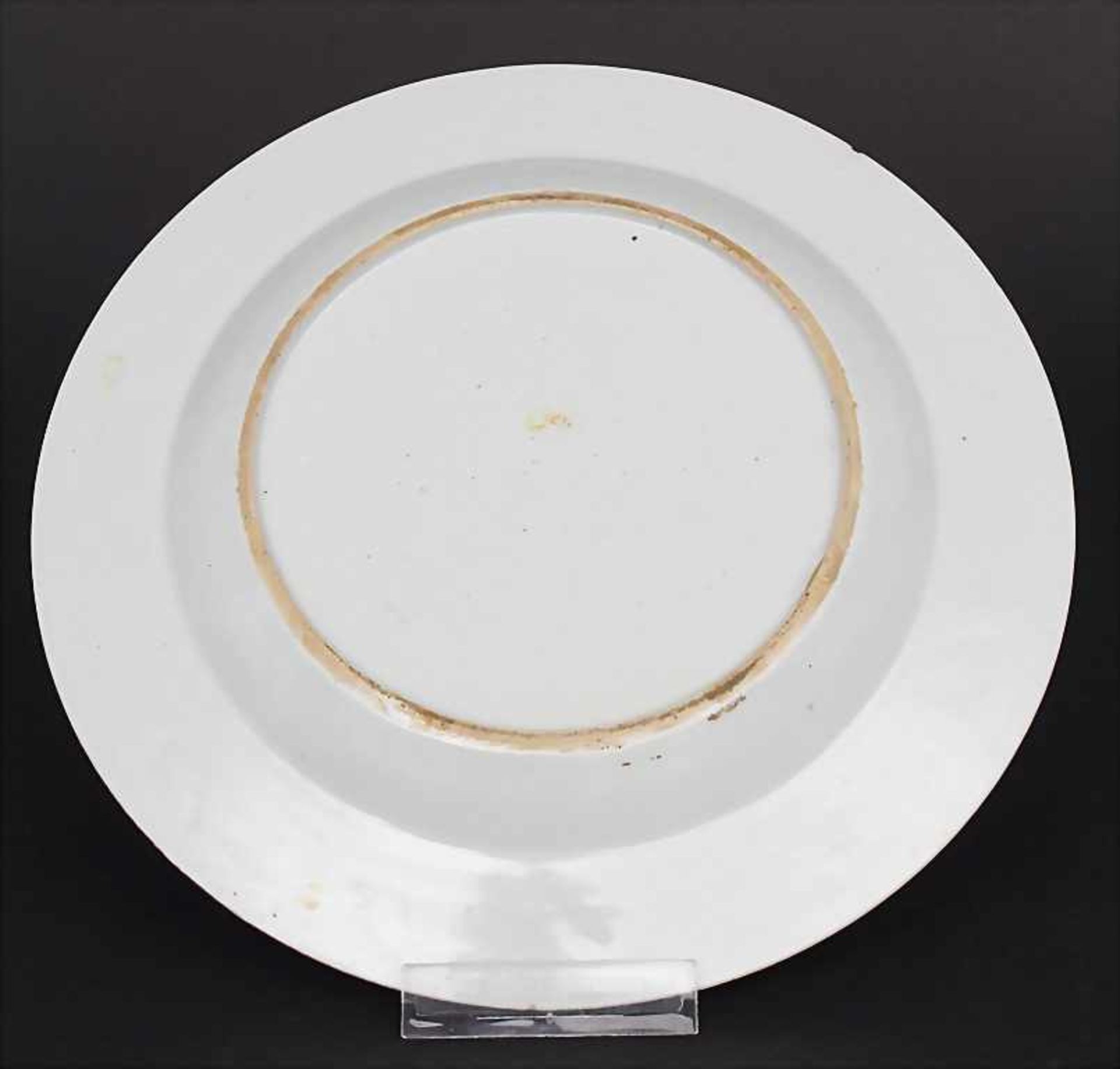 Porzellan-Teller mit Rosen- und Goldrankendekor / A porcelain plate with roses and gilt tendrils, - Bild 2 aus 3