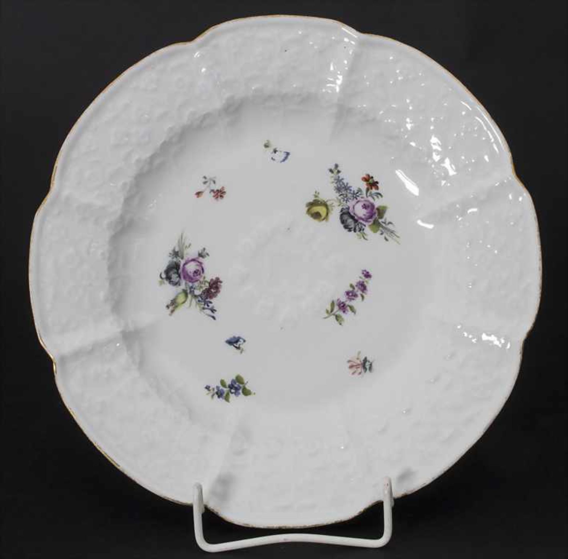 Teller mit Reliefdekor / A plate with flower relief, Meissen, um 1750