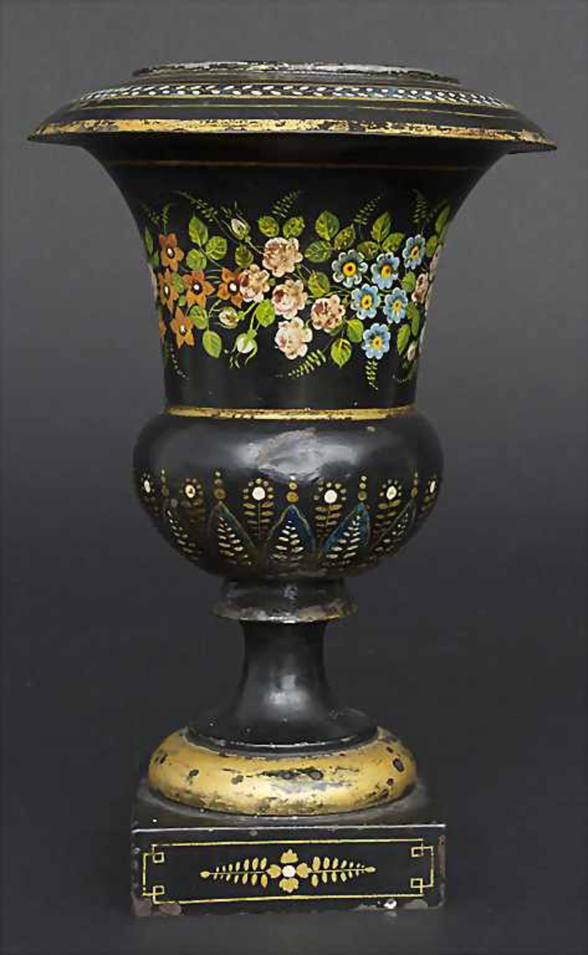 Kratervase mit Blumenmalerei / en tôle peinte / An urn shaped vase, 19. Jh.