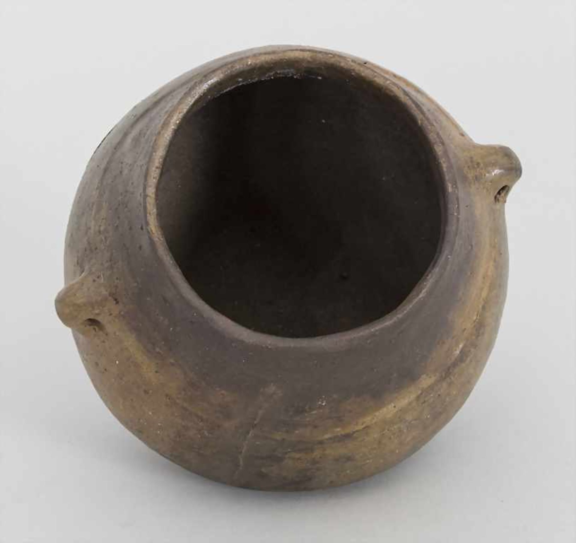 Bronzezeitliches Keramik-Gefäß / A Bronze Age ceramic vessel, Lausitzer Kultur, 9. - 6. Jh. v. Chr. - Bild 3 aus 5