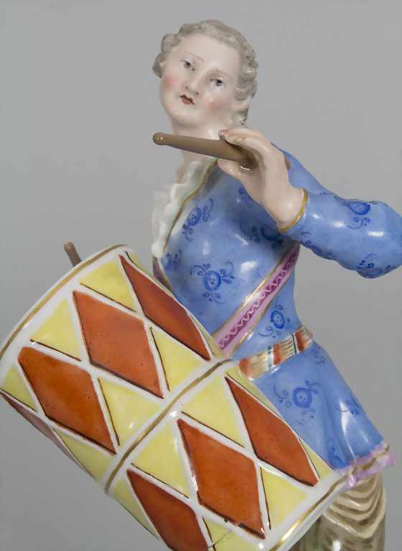 Seltene Figur eines Trommlers / A drummer, wohl Johann Joachim Kaendler, Meissen, 19. Jh. - Bild 2 aus 5