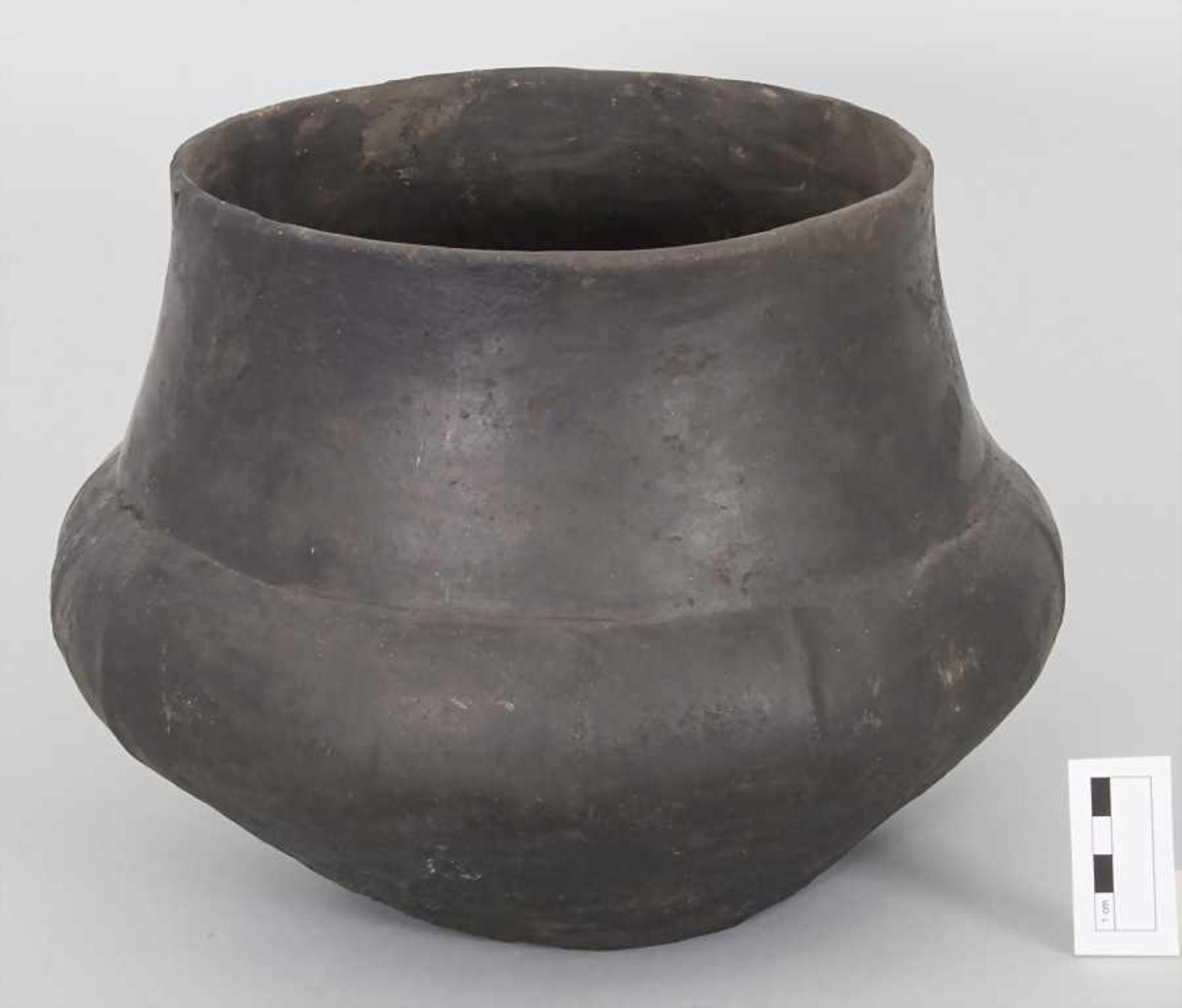 Bronzezeitliches Keramik-Gefäß / A Bronze Age ceramic vessel, Lausitzer Kultur, 9. - 6. Jh. v. Chr. - Image 2 of 6
