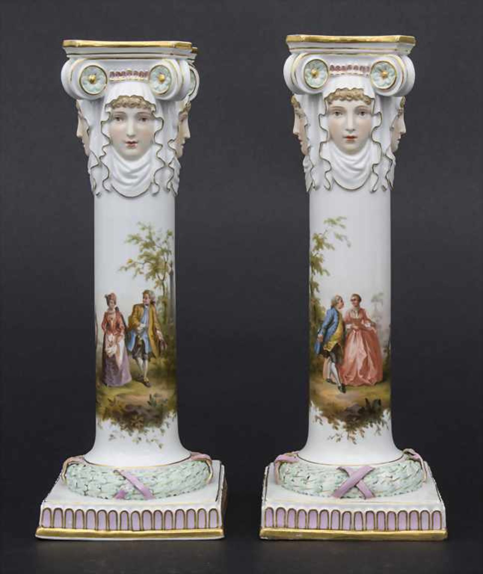 Paar Kerzenleuchter mit galanten Szenen / A pair of candlesticks with courting scenes, Meissen,