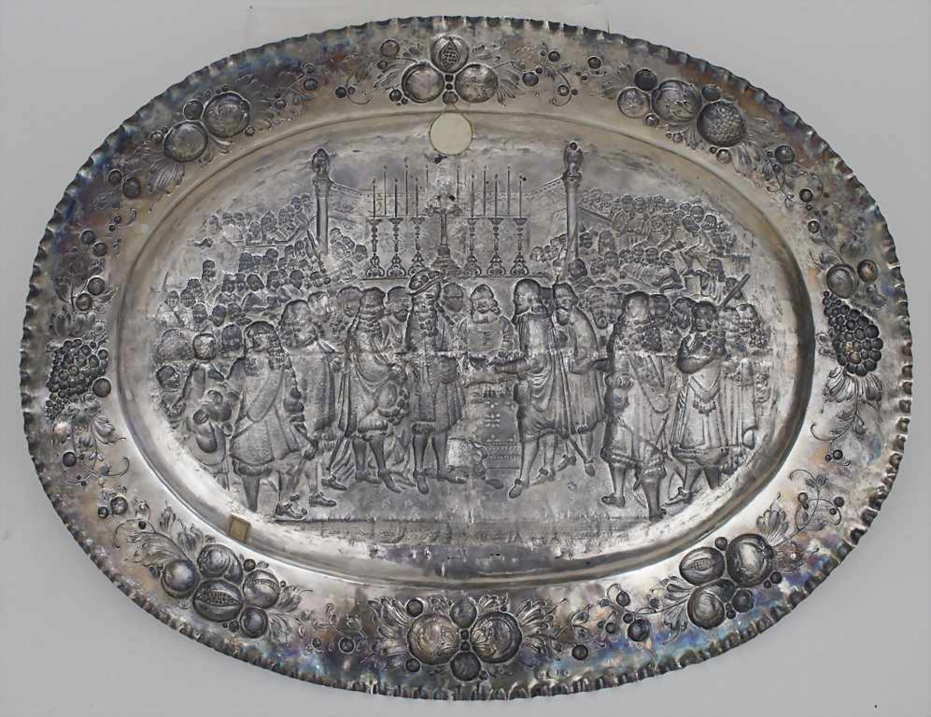 Große barocke Schauplatte / A large Baroque silver plate, 18./19. Jh. - Image 6 of 6
