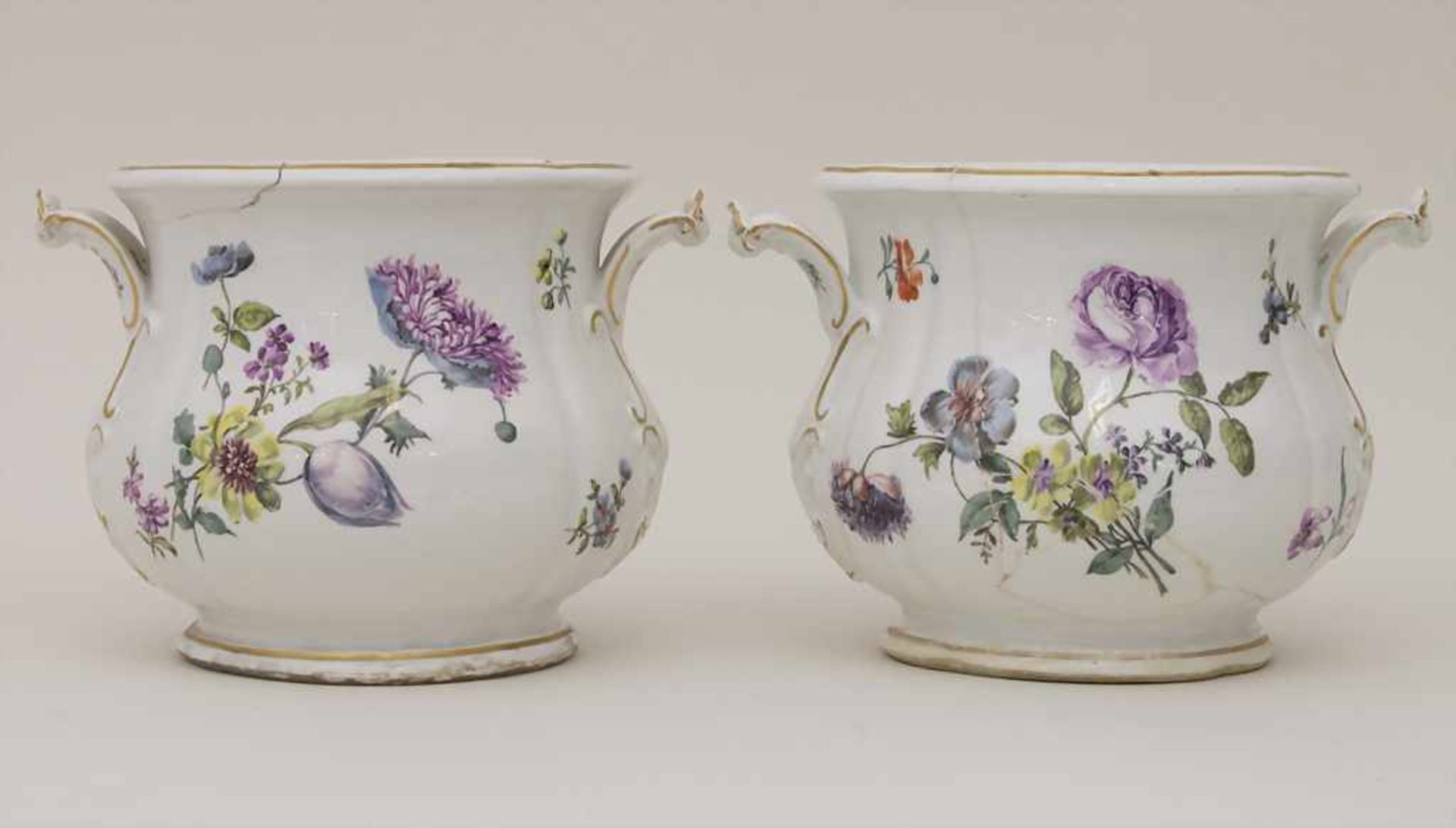 Paar frühe Cachepots mit seitlichen Handhaben / A pair of early cachepots with handles, Meissen,