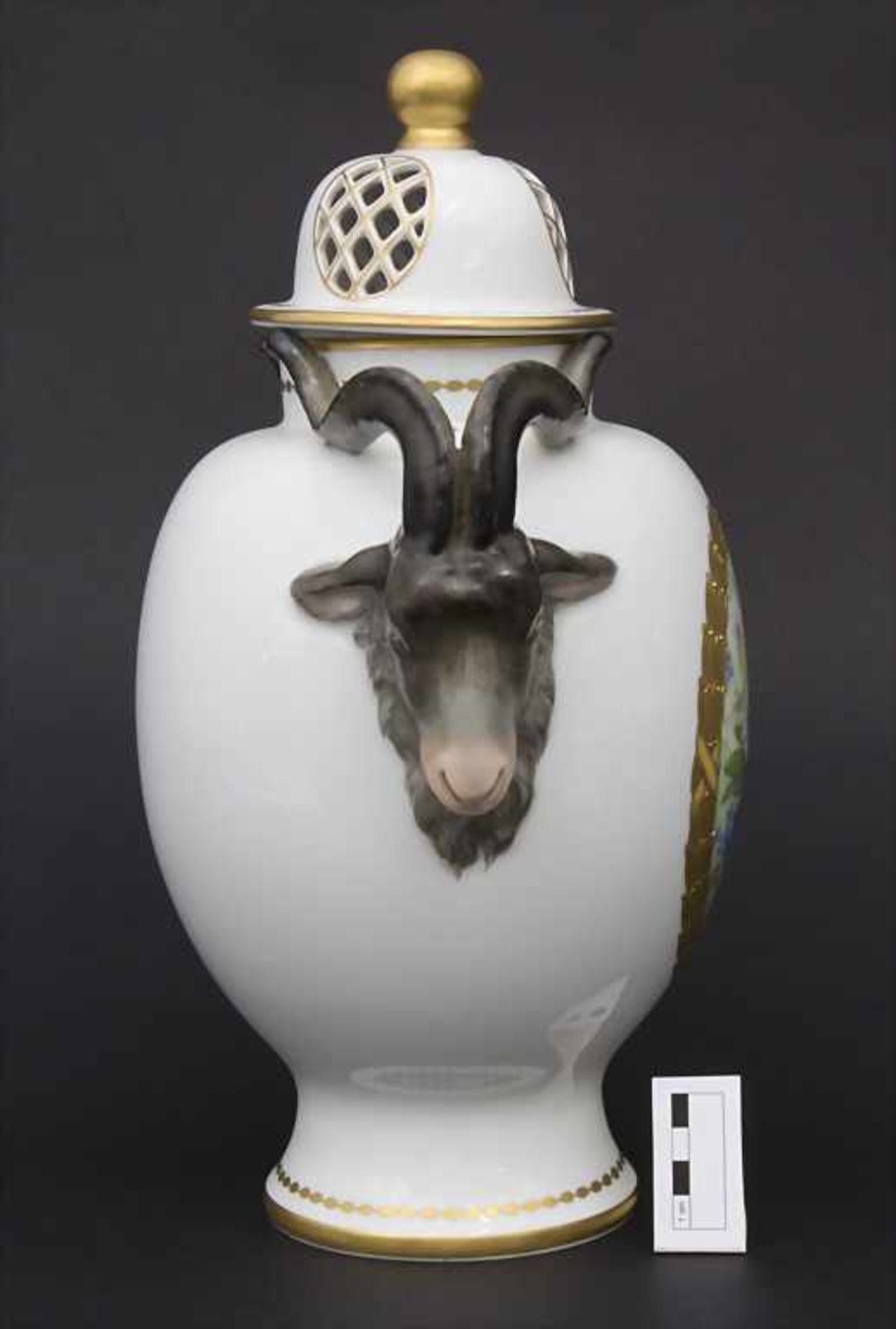 Große Deckelvase mit Lilien und Anemonen / A potpourri vase with ram head handles, Fürstenberg, um - Bild 9 aus 12