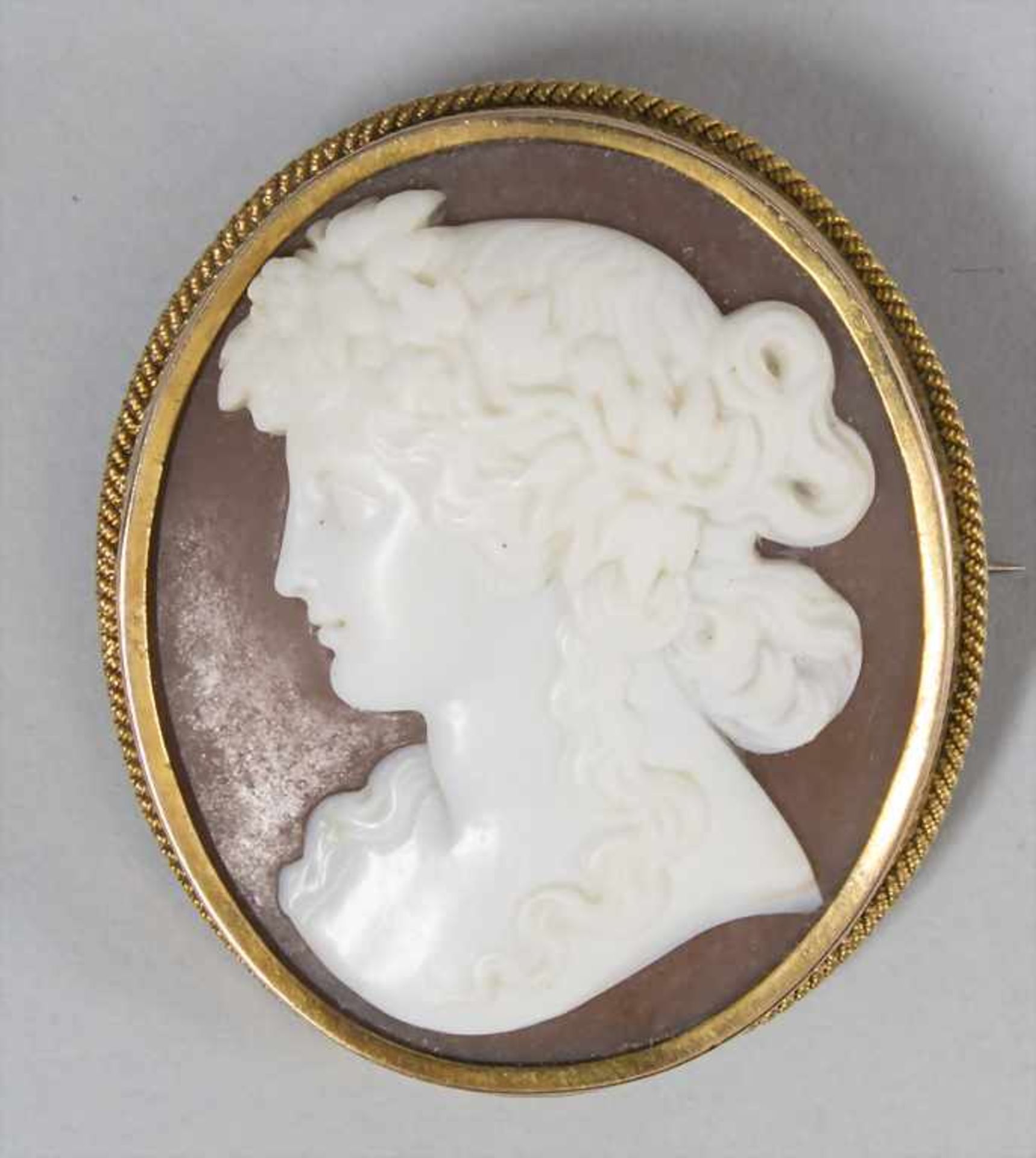 Kamee-Brosche / A cameo brooch, Italien, um 1900