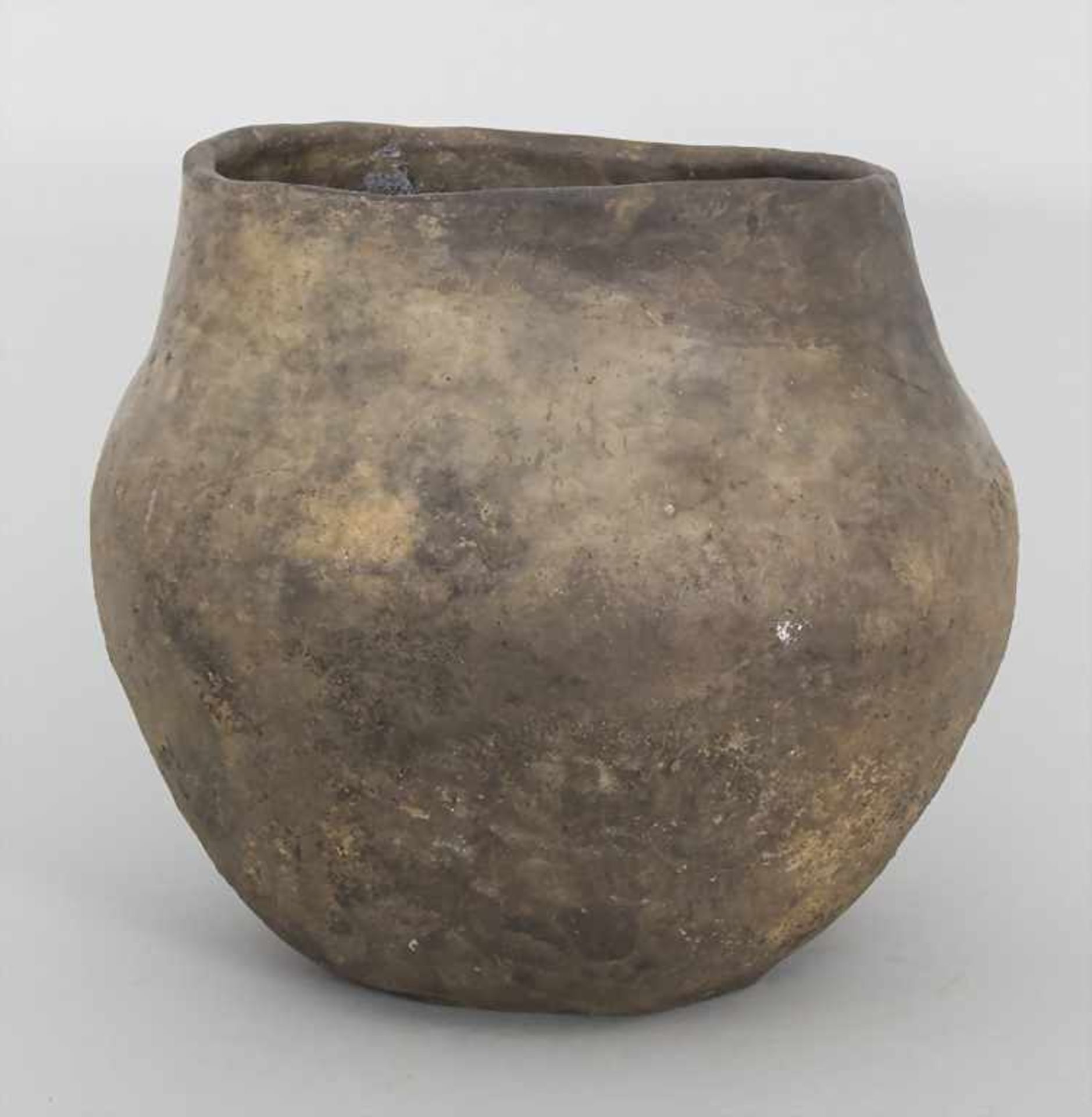 Bronzezeitliches Keramik-Gefäß / A Bronze Age ceramic vessel, Lausitzer Kultur, 9. - 6. Jh. v. Chr. - Bild 3 aus 5