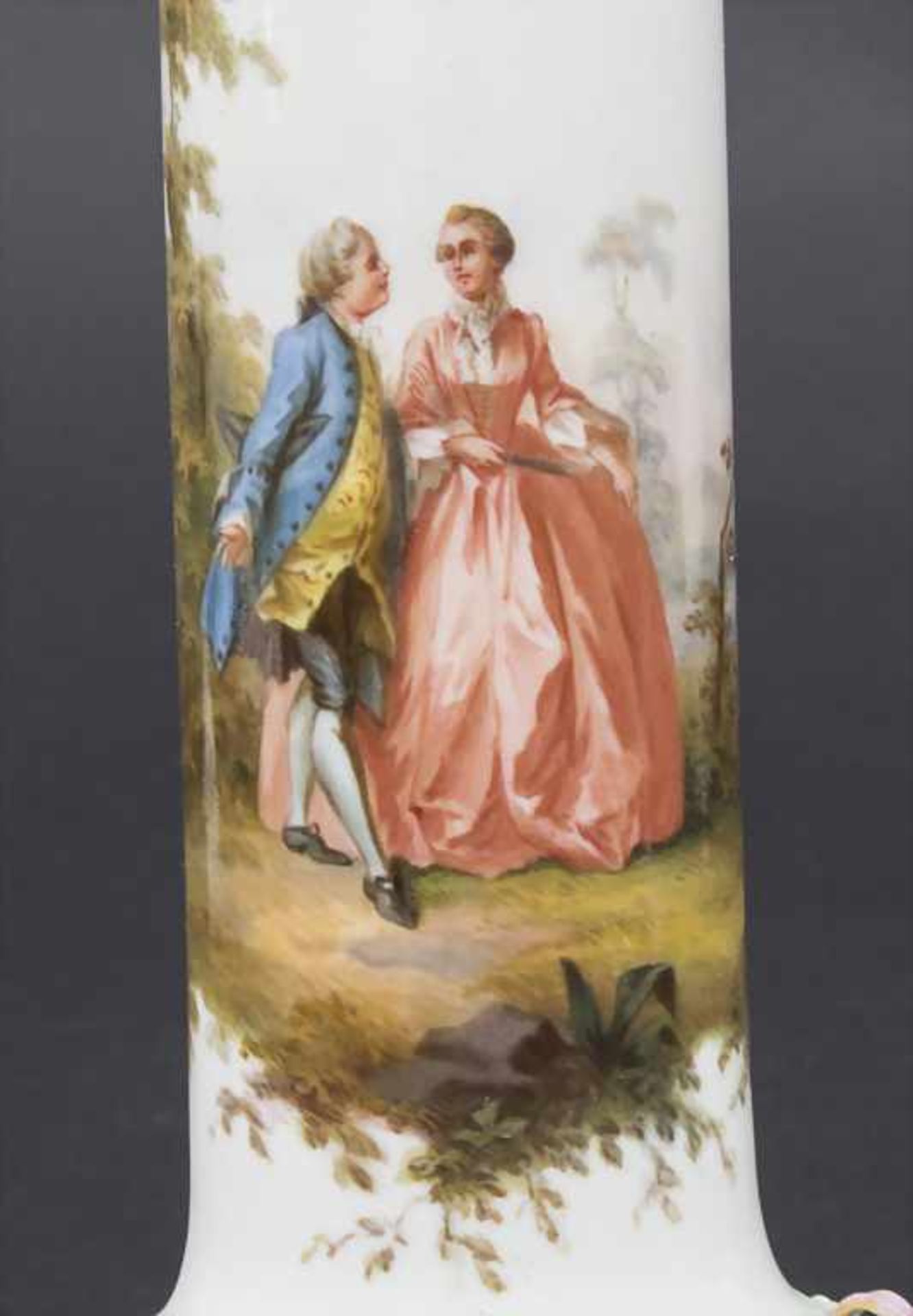 Paar Kerzenleuchter mit galanten Szenen / A pair of candlesticks with courting scenes, Meissen, - Bild 8 aus 17