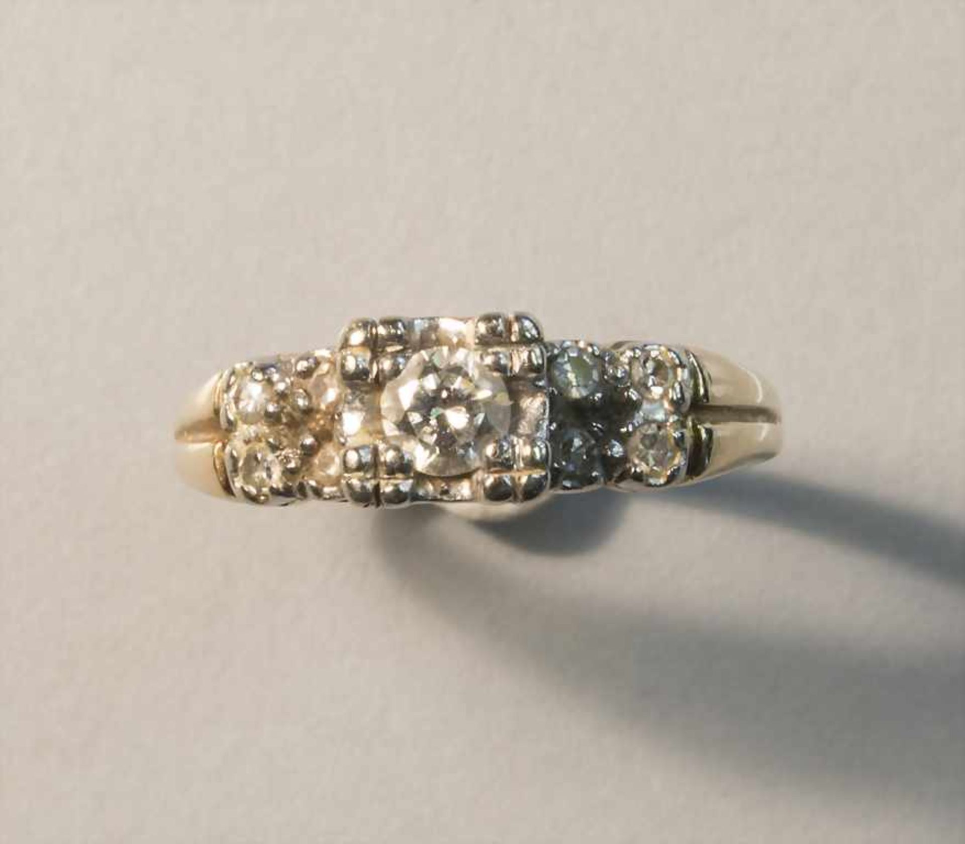 Damenring mit Brillant und Diamanten / A ladies ring with brilliant and diamonds - Bild 2 aus 3