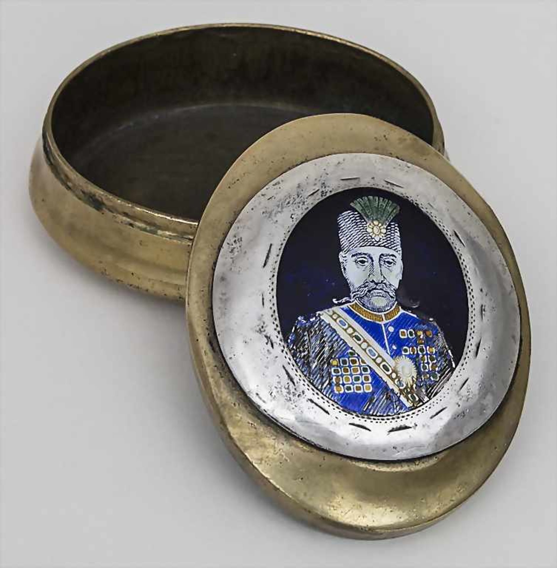 Tabatiere mit dem Portrait von Mozaffar ad-Din Schah / A snuff box with the portrait of Muzaffar