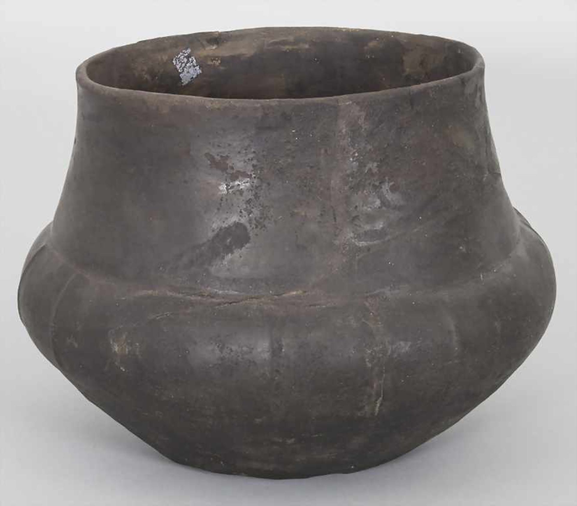 Bronzezeitliches Keramik-Gefäß / A Bronze Age ceramic vessel, Lausitzer Kultur, 9. - 6. Jh. v. Chr. - Image 3 of 6