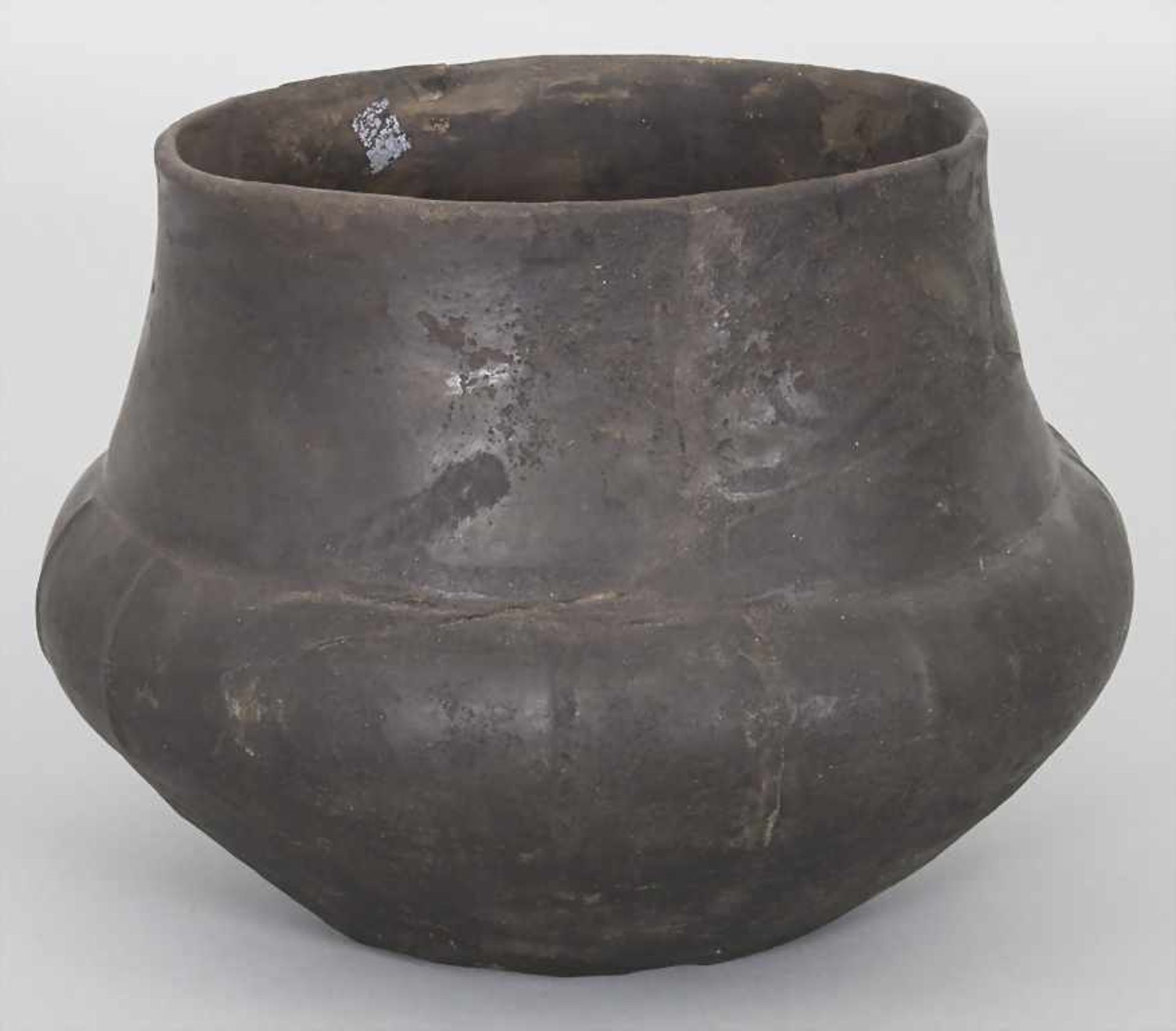 Bronzezeitliches Keramik-Gefäß / A Bronze Age ceramic vessel, Lausitzer Kultur, 9. - 6. Jh. v. Chr. - Bild 3 aus 6